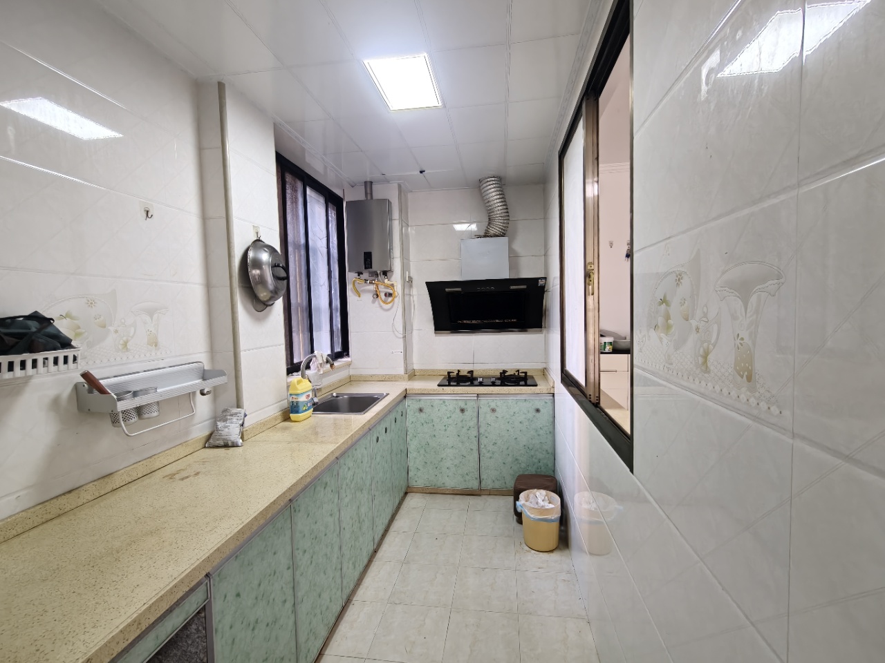 海秀花园 3室2厅2卫 2600.0元/月 海秀花园 3室2厅2卫 2600.0元/月室内图