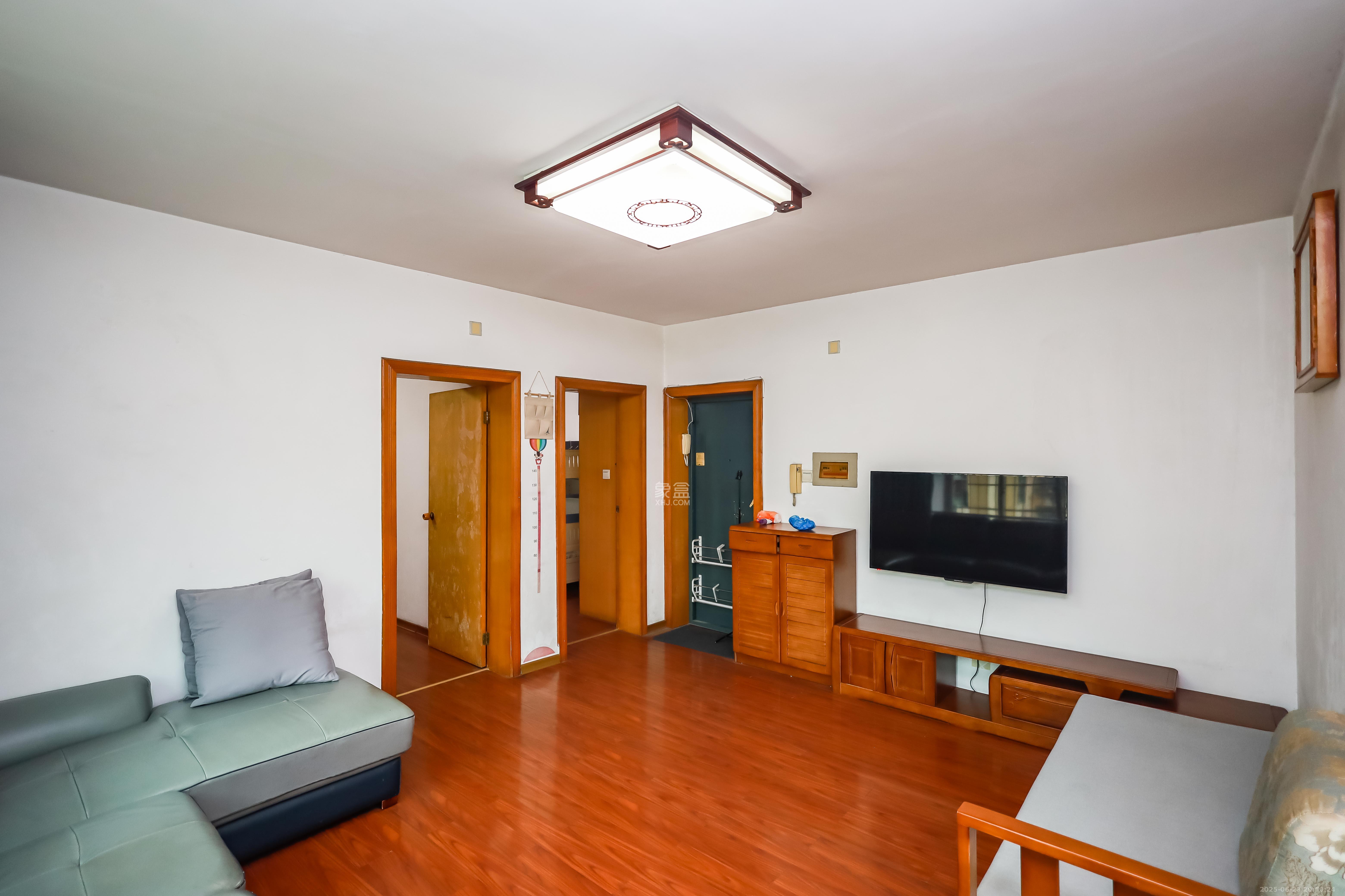 咸嘉新村嘉文苑  2室2厅1卫    49.0万 咸嘉新村嘉文苑  2室2厅1卫    49.0万客厅