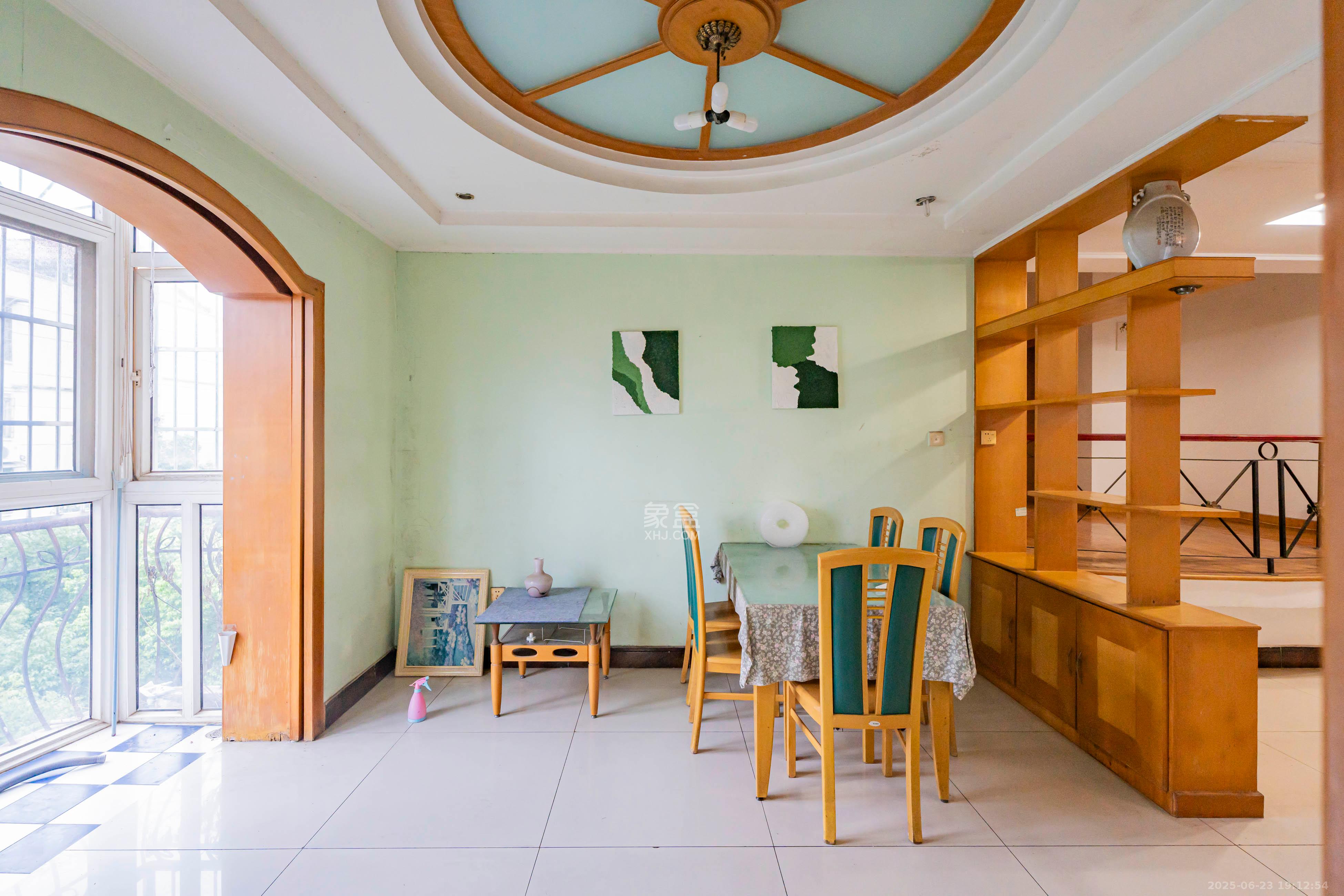 金帆小区 4室2厅1卫 88.0万 金帆小区 4室2厅1卫 88.0万客厅