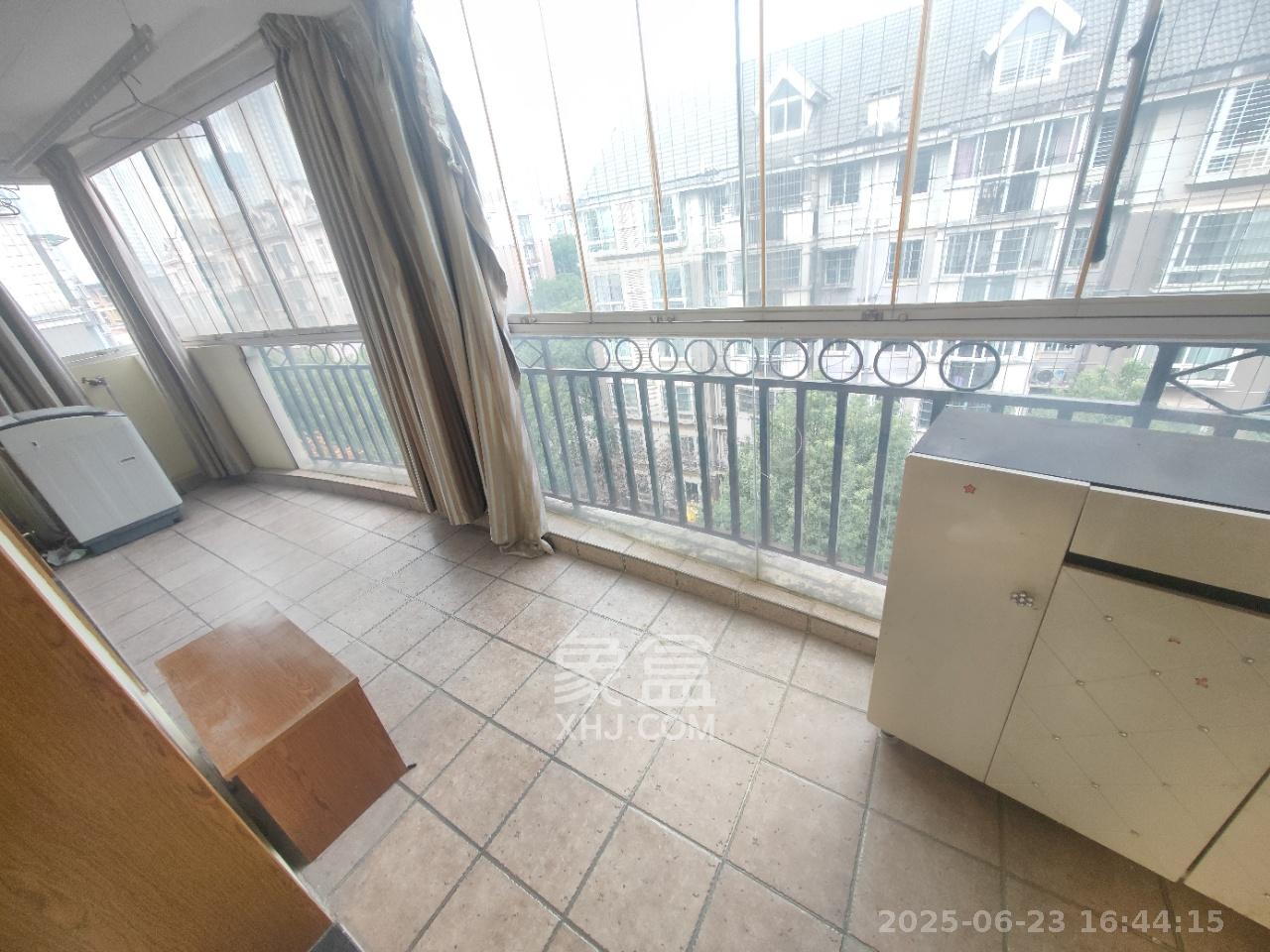 枫华府第 3室2厅2卫 1800.0元/月 枫华府第 3室2厅2卫 1800.0元/月室内图