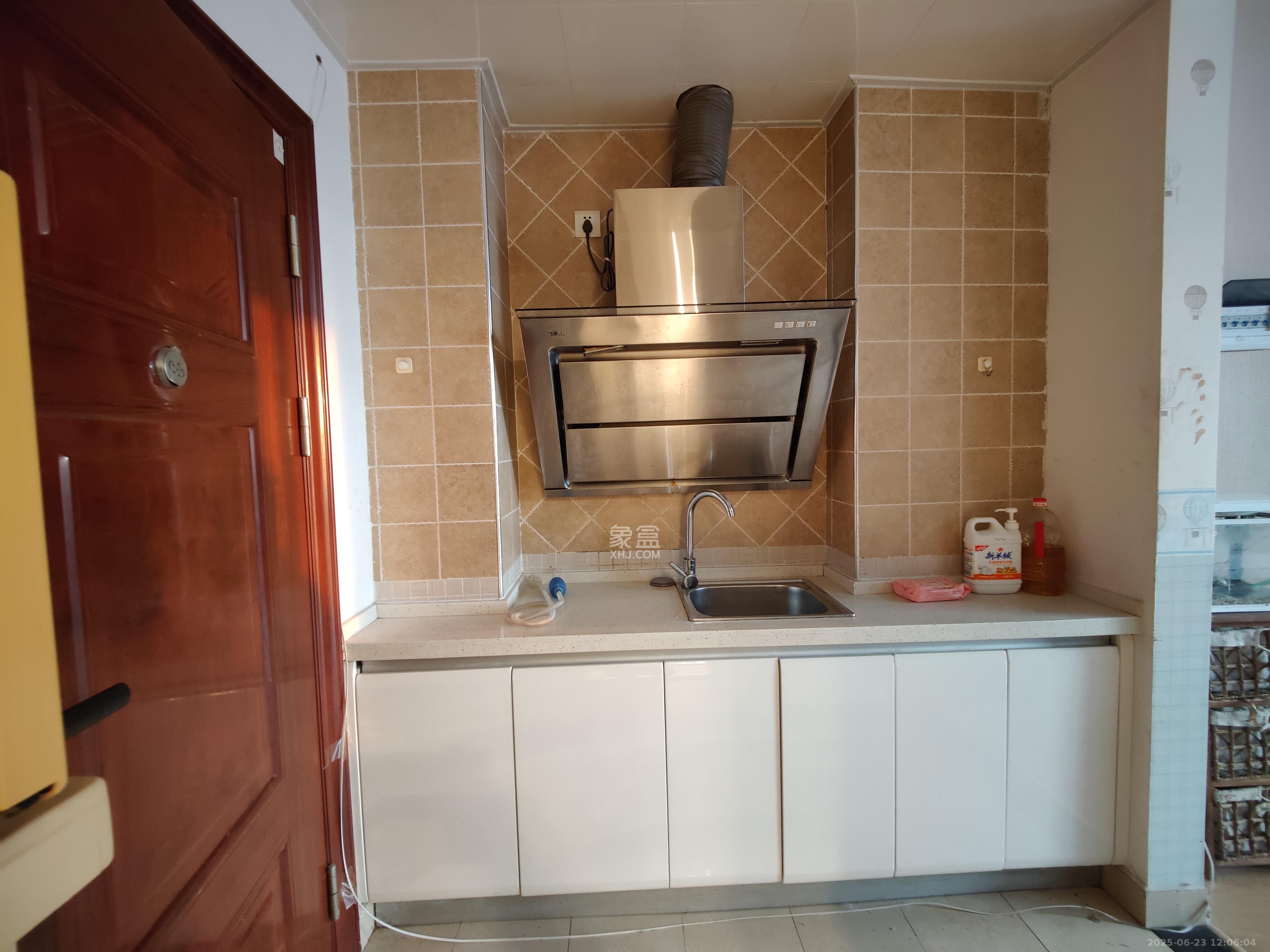 月亮湾草莓街区一、二期  1室1厅1卫    1200.0元/月室内图