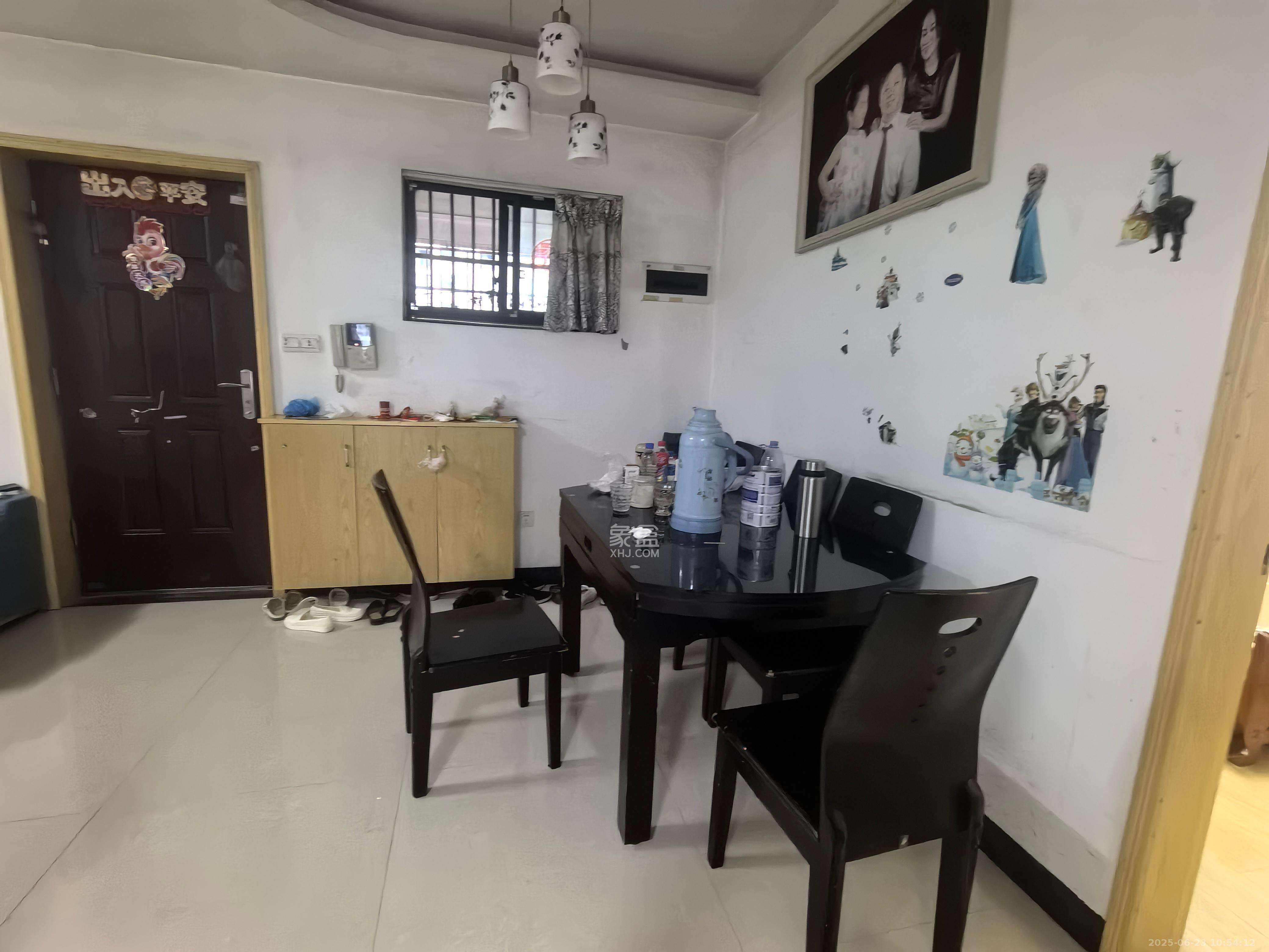 三一街区  3室2厅1卫   1800.00元/月室内图