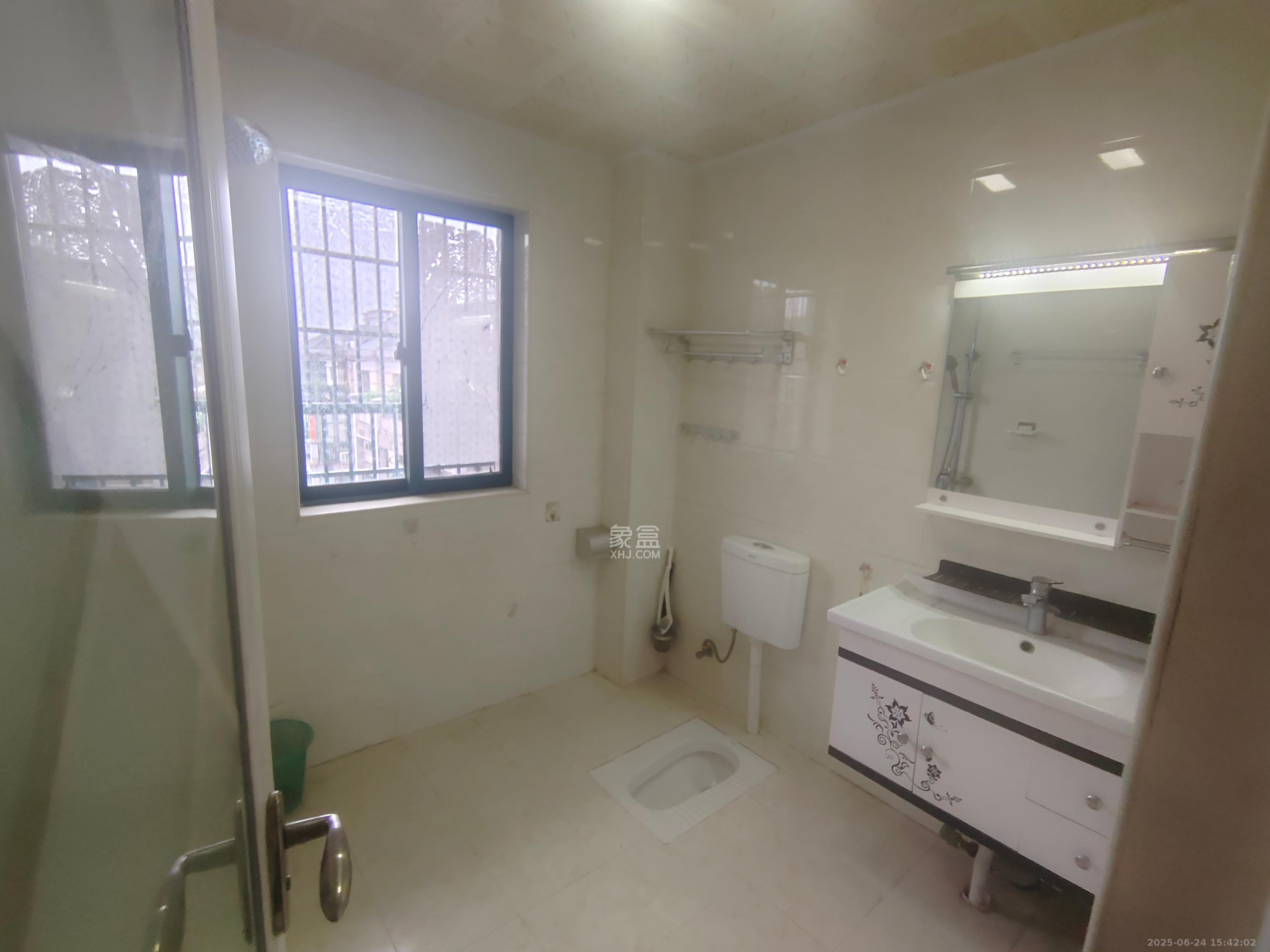 共和世家 3室2厅1卫 3200.0元/月 共和世家 3室2厅1卫 3200.0元/月室内图