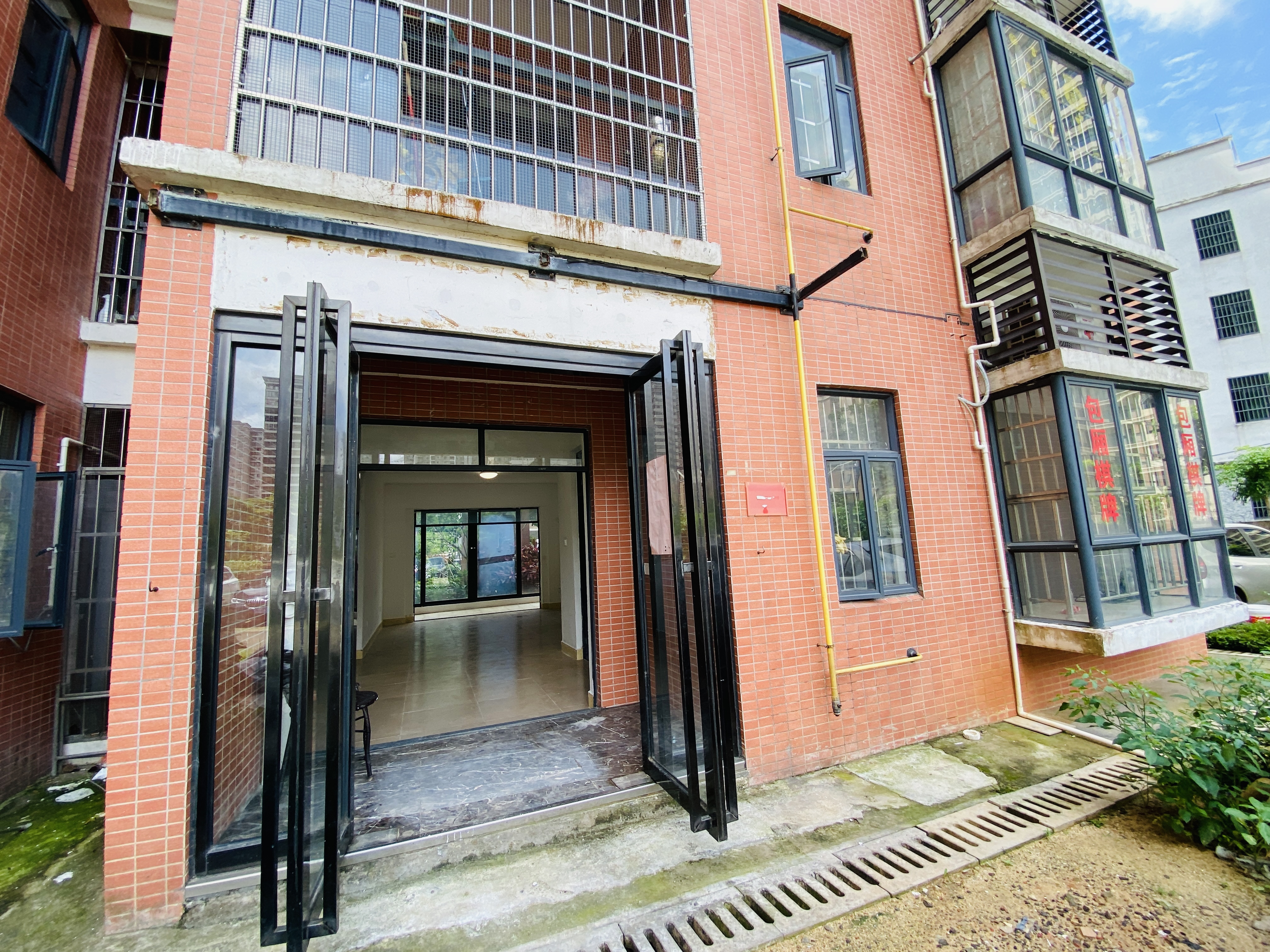 红城湖延长线(别名:滨江华庭) 2室2厅1卫 3300.0元/月 红城湖延长线(别名:滨江华庭) 2室2厅1卫 3300.0元/月室内图