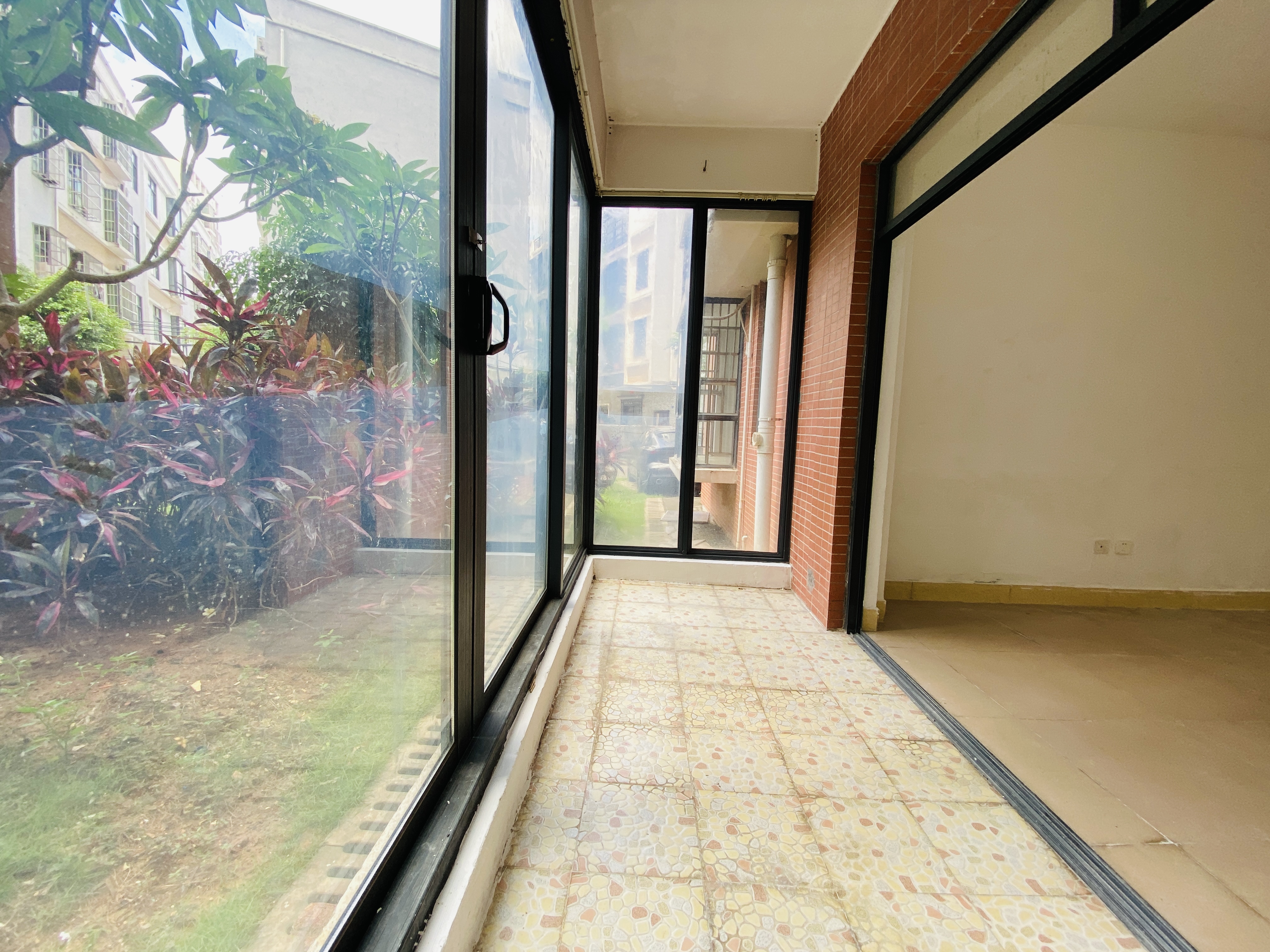 红城湖延长线(别名:滨江华庭) 2室2厅1卫 3300.0元/月 红城湖延长线(别名:滨江华庭) 2室2厅1卫 3300.0元/月室内图