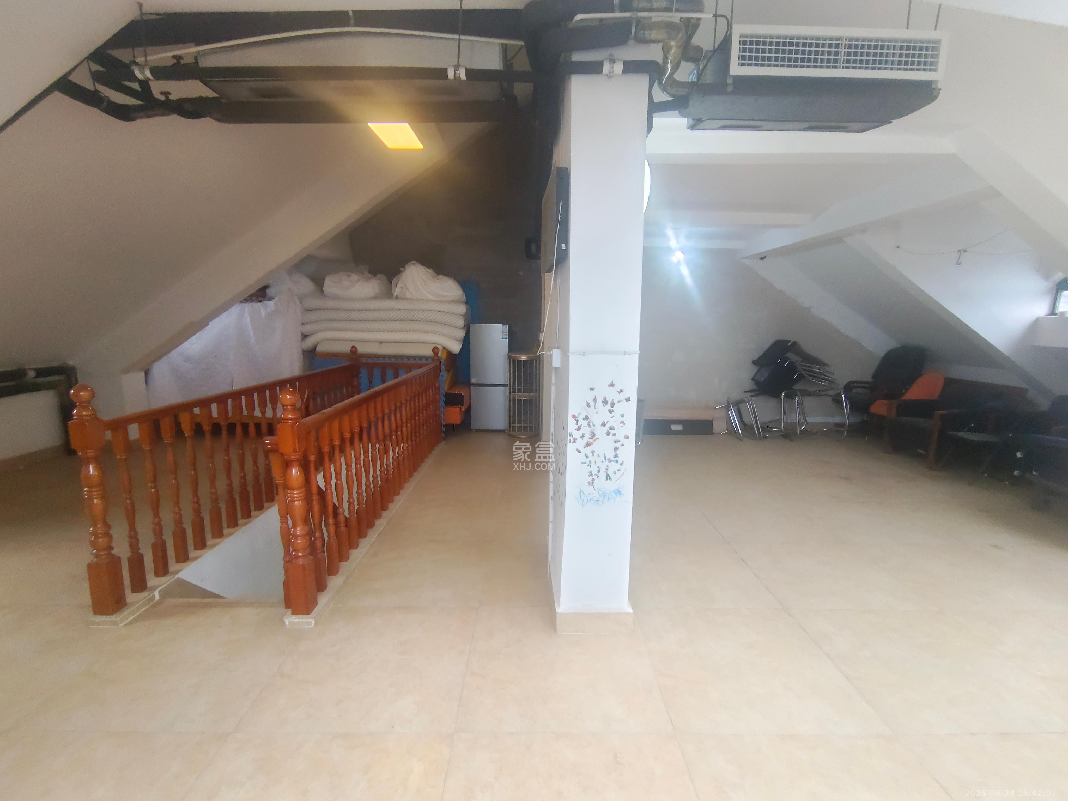 共和世家 3室2厅1卫 3200.0元/月 共和世家 3室2厅1卫 3200.0元/月室内图