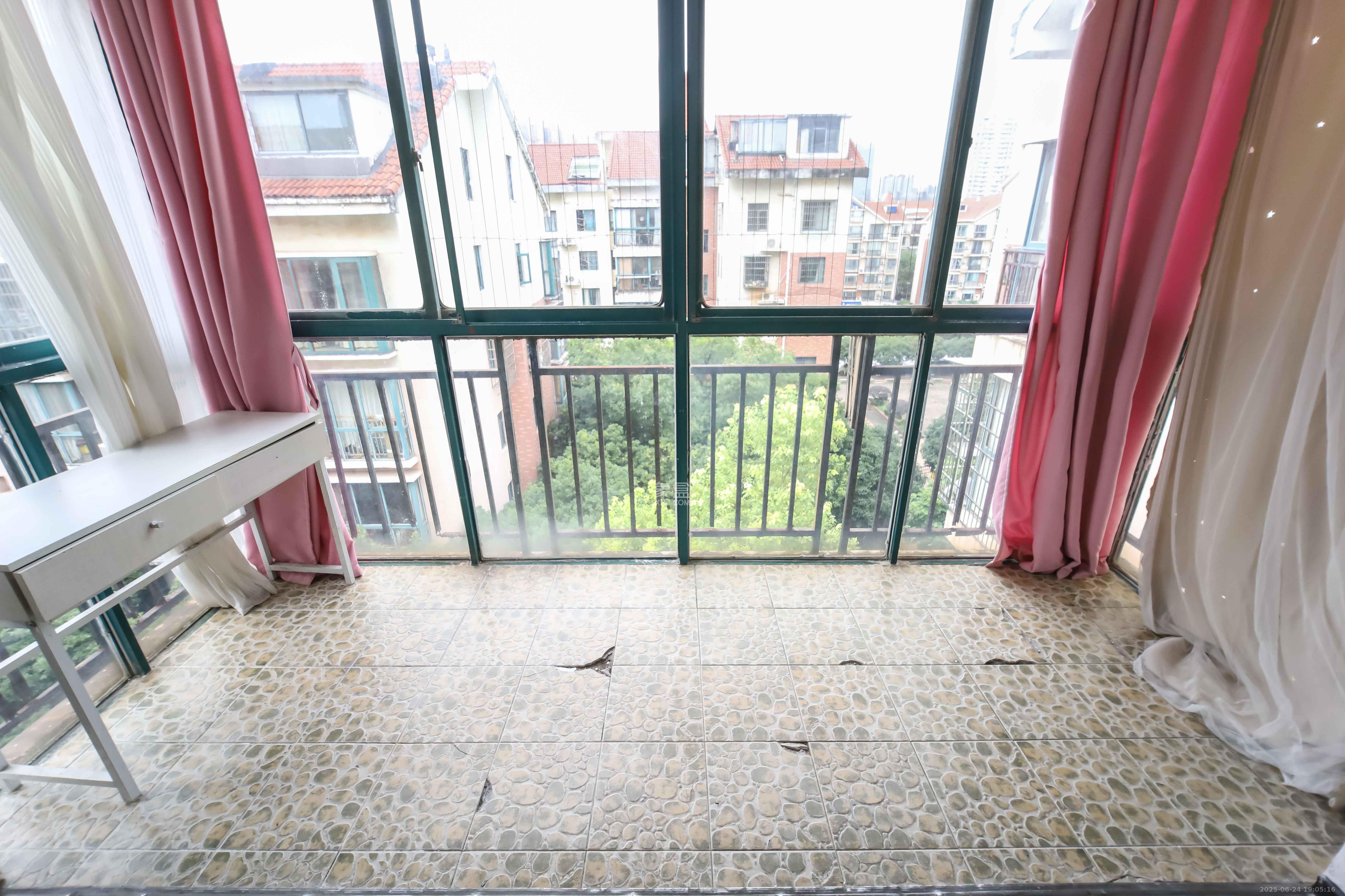 东方新城 5室2厅2卫 80.0万 东方新城 5室2厅2卫 80.0万阳台