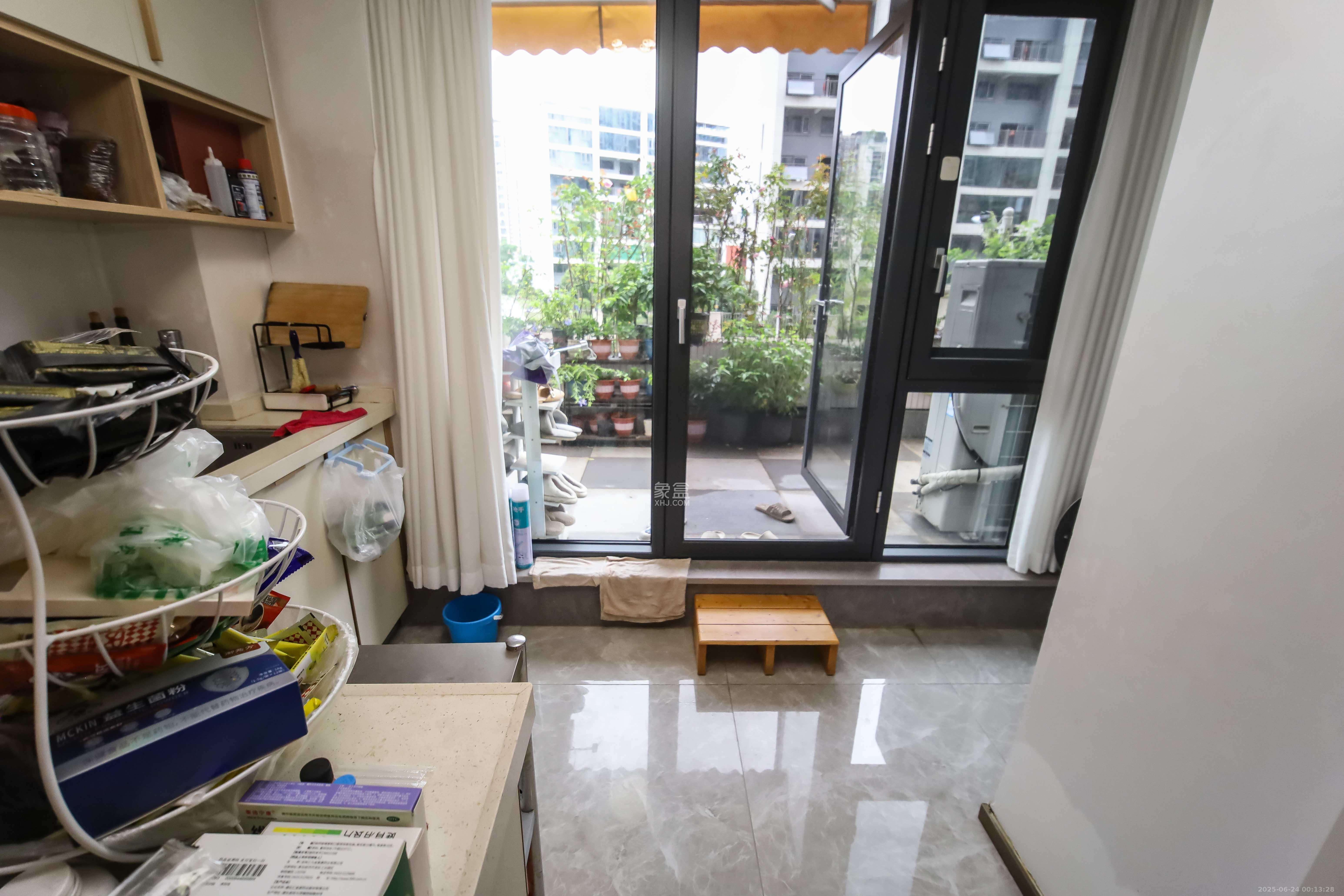 金茂建发观悦  4室2厅2卫   210.00万阳台