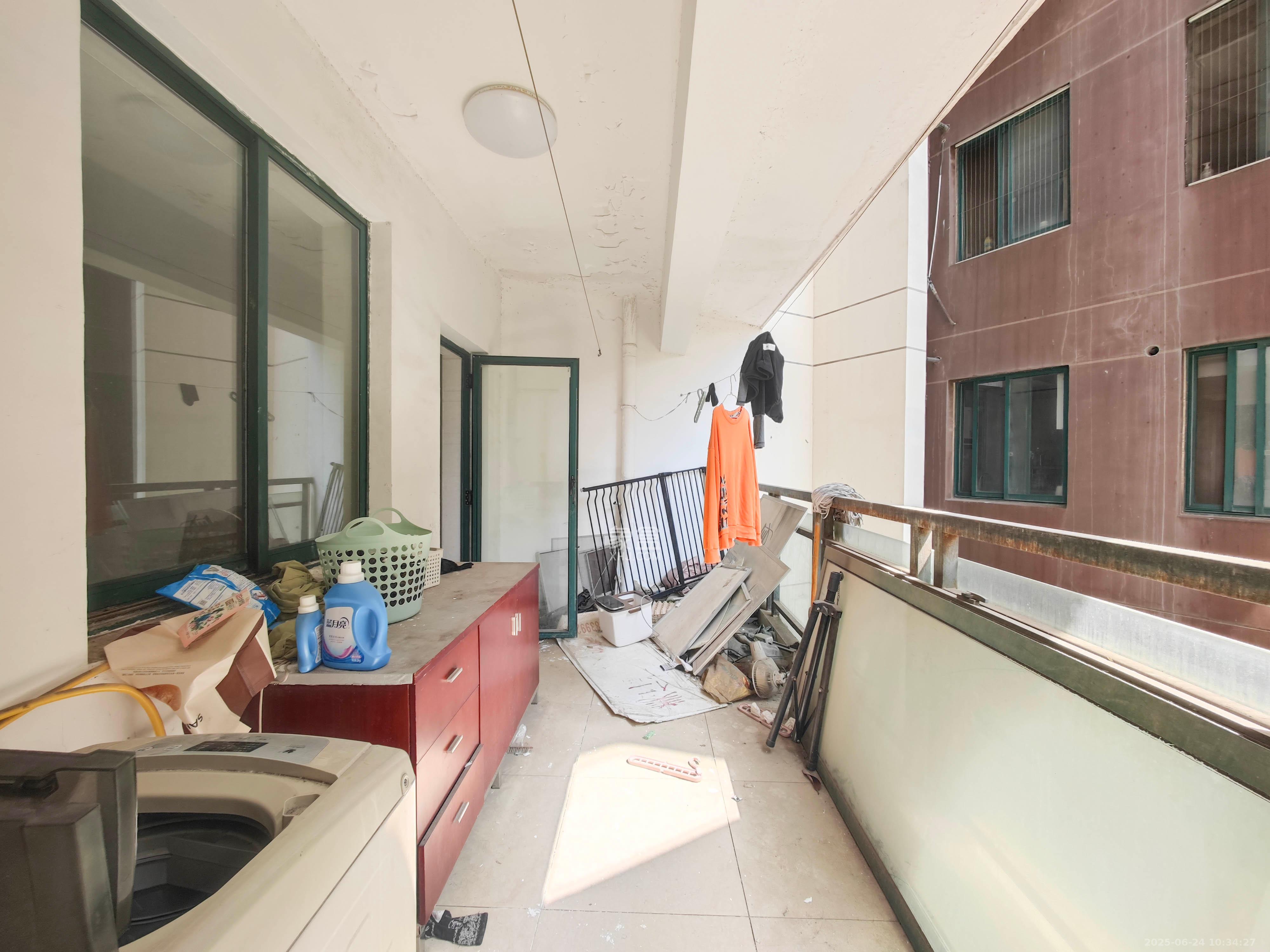 华盛世纪新城  3室2厅2卫    102.0万阳台