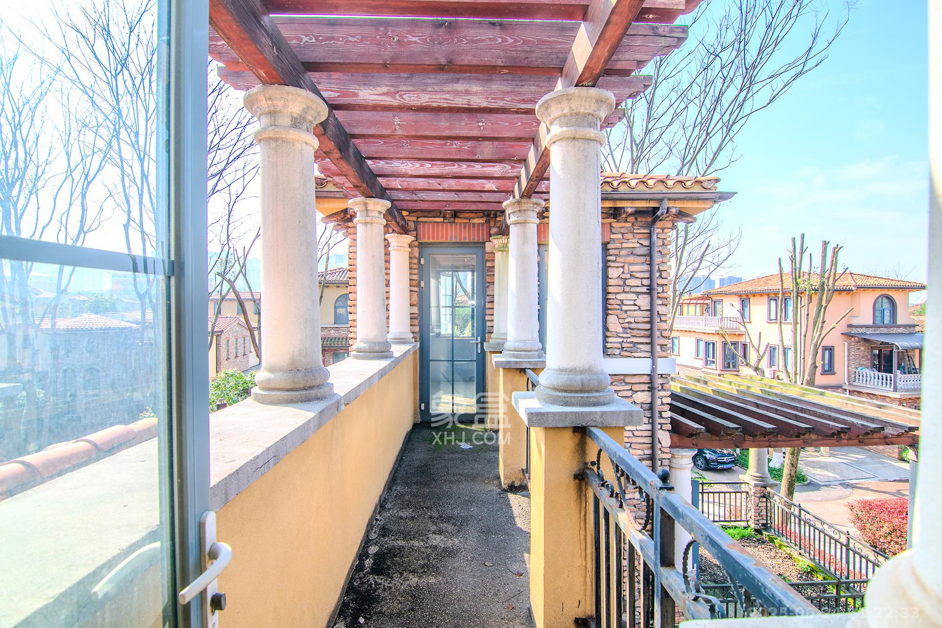 中粮北纬28°别墅  8室2厅6卫    1050.0万 中粮北纬28°别墅  8室2厅6卫    1050.0万阳台