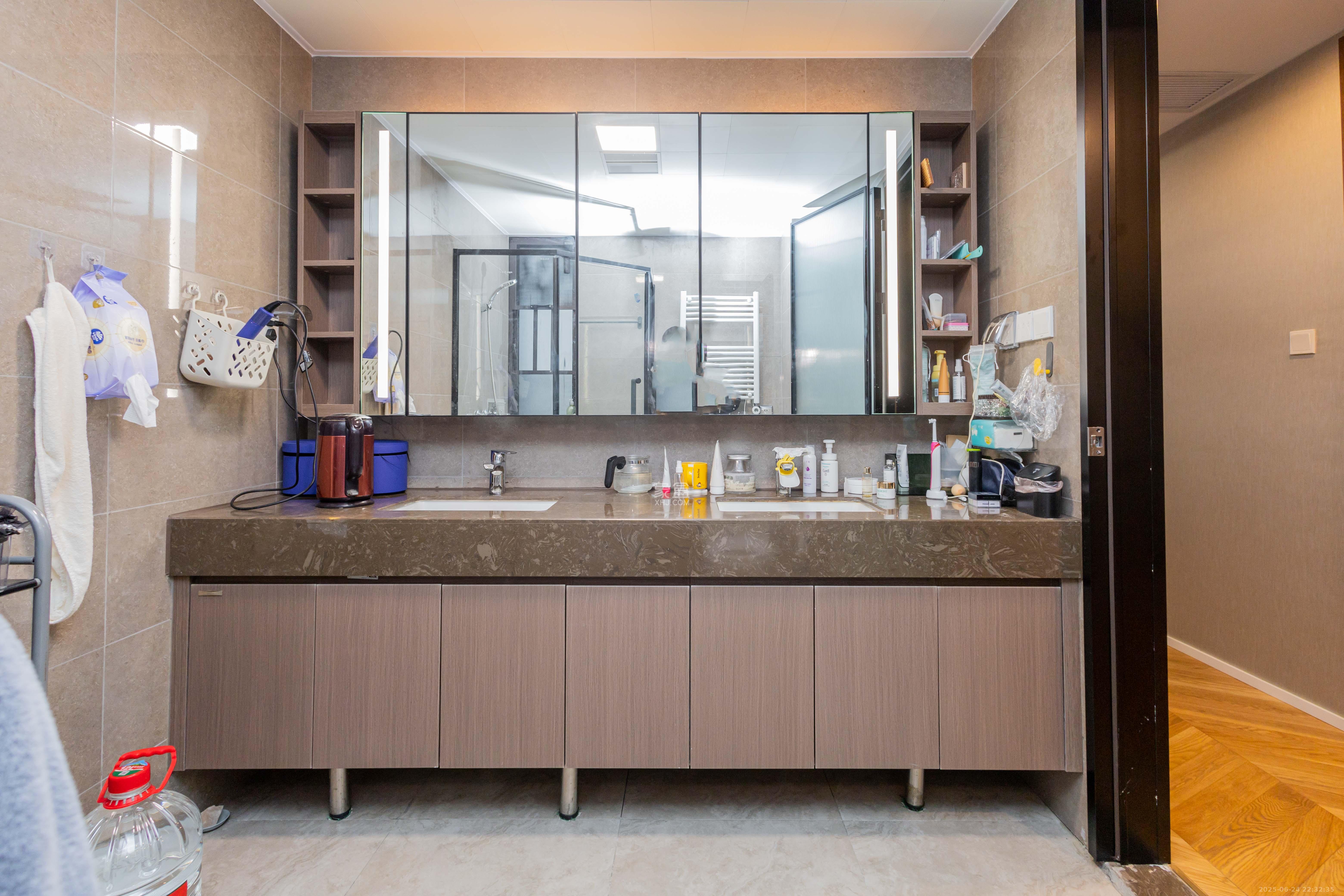 金茂建发观悦  4室2厅3卫    305.0万卫生间