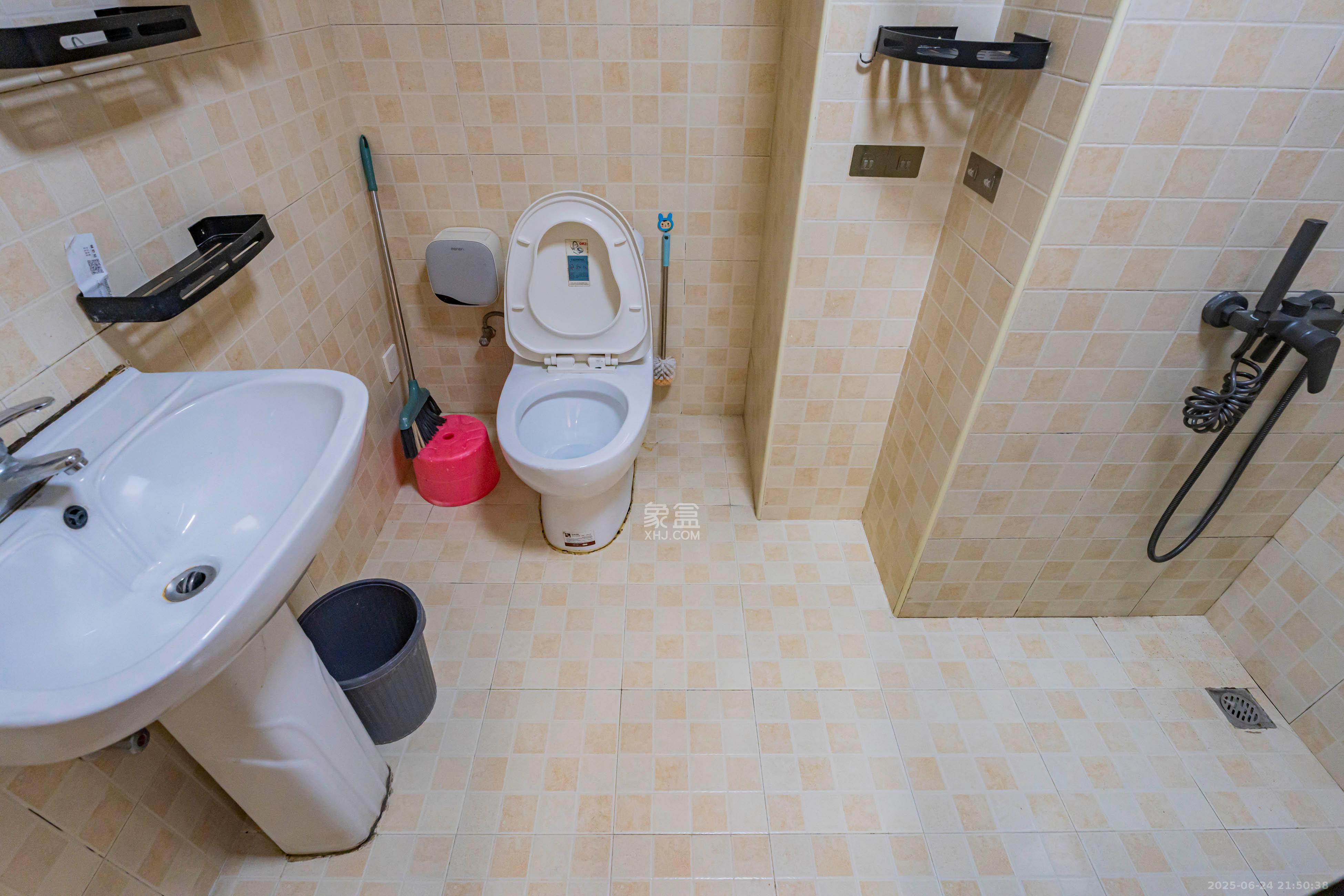 凯乐国际城  2室2厅2卫    90.0万 凯乐国际城  2室2厅2卫    90.0万卫生间