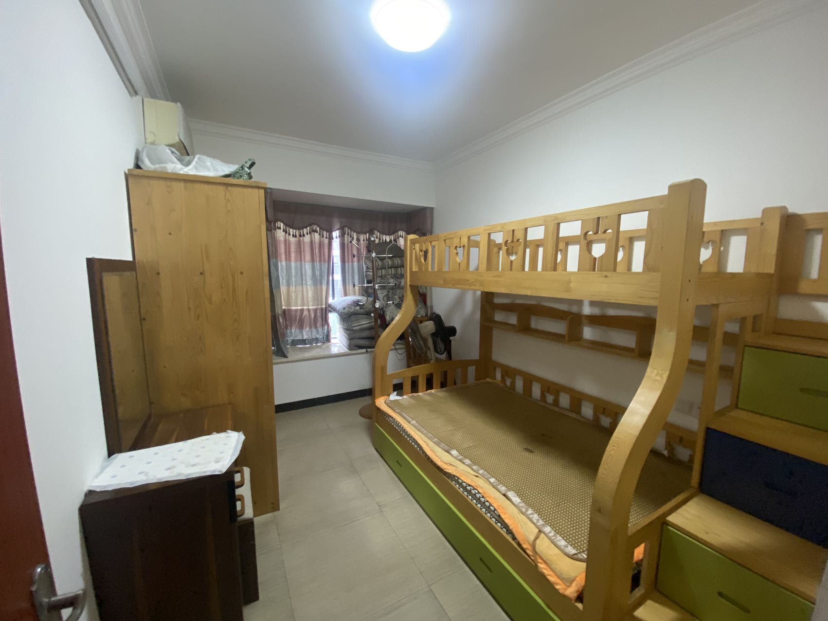 高路华小区 3室2厅2卫 220.0万 高路华小区 3室2厅2卫 220.0万客厅