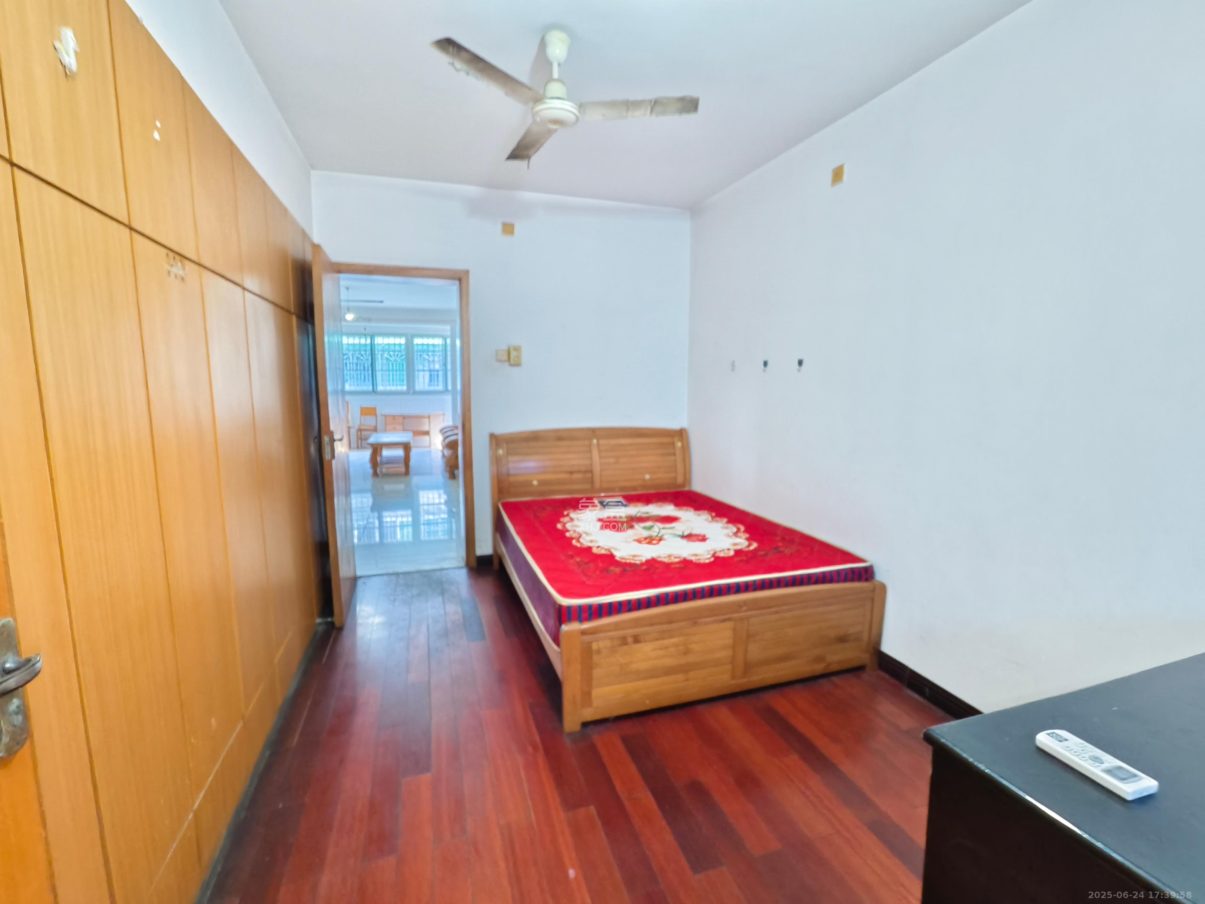 红旗综合安置楼 3室2厅2卫 2400.0元/月 红旗综合安置楼 3室2厅2卫 2400.0元/月室内图