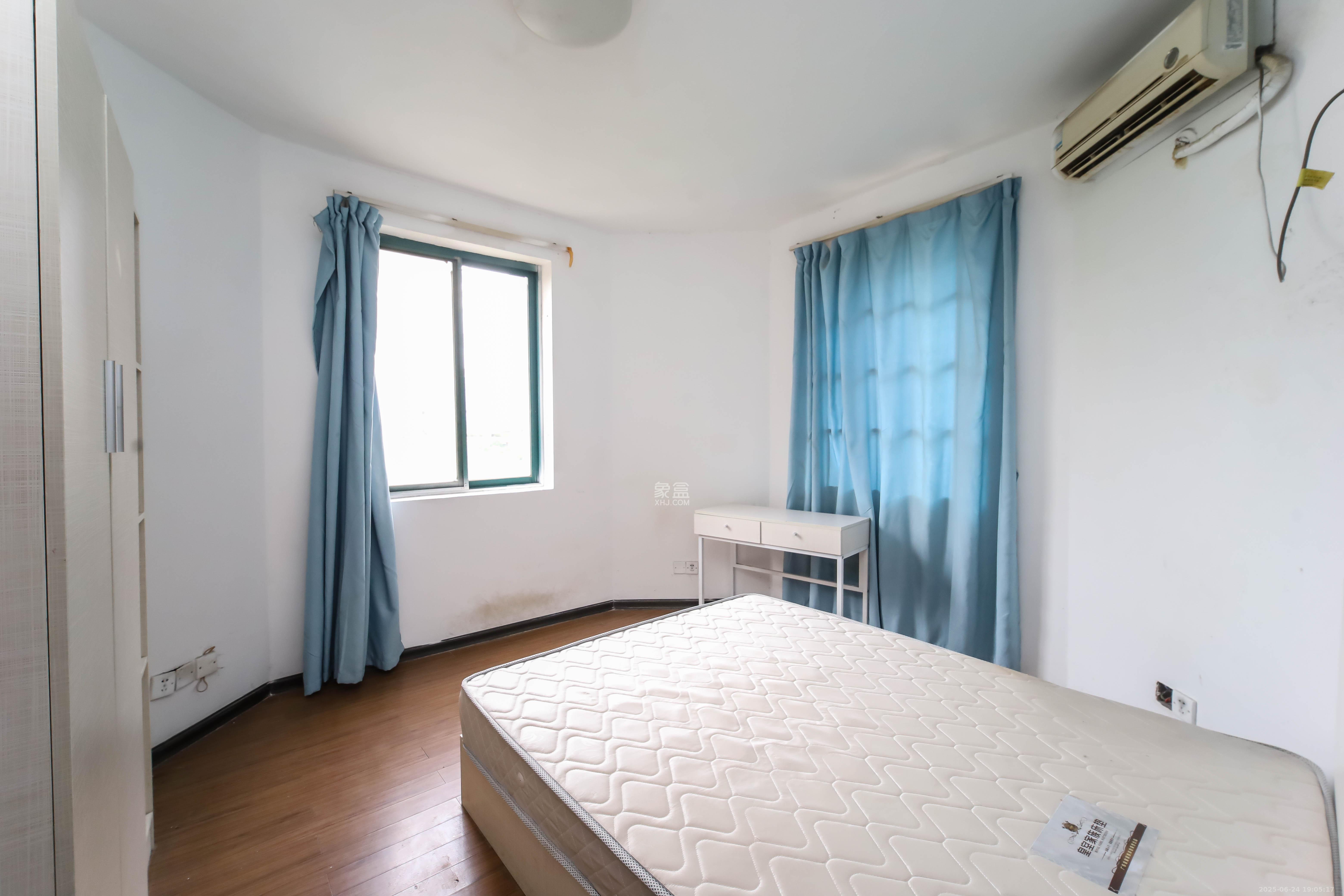 东方新城 5室2厅2卫 80.0万 东方新城 5室2厅2卫 80.0万卧室