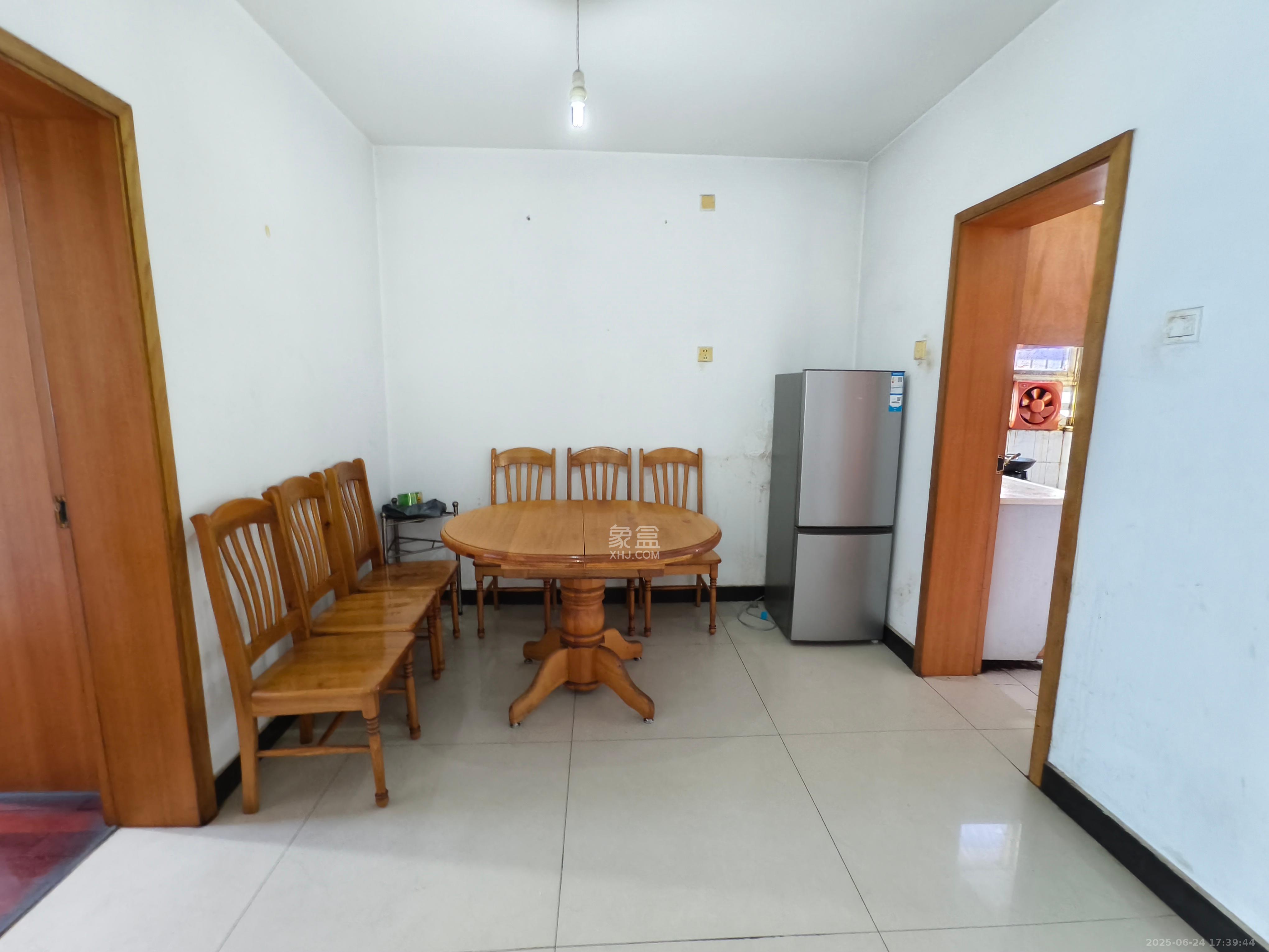 红旗综合安置楼 3室2厅2卫 2400.0元/月 红旗综合安置楼 3室2厅2卫 2400.0元/月室内图