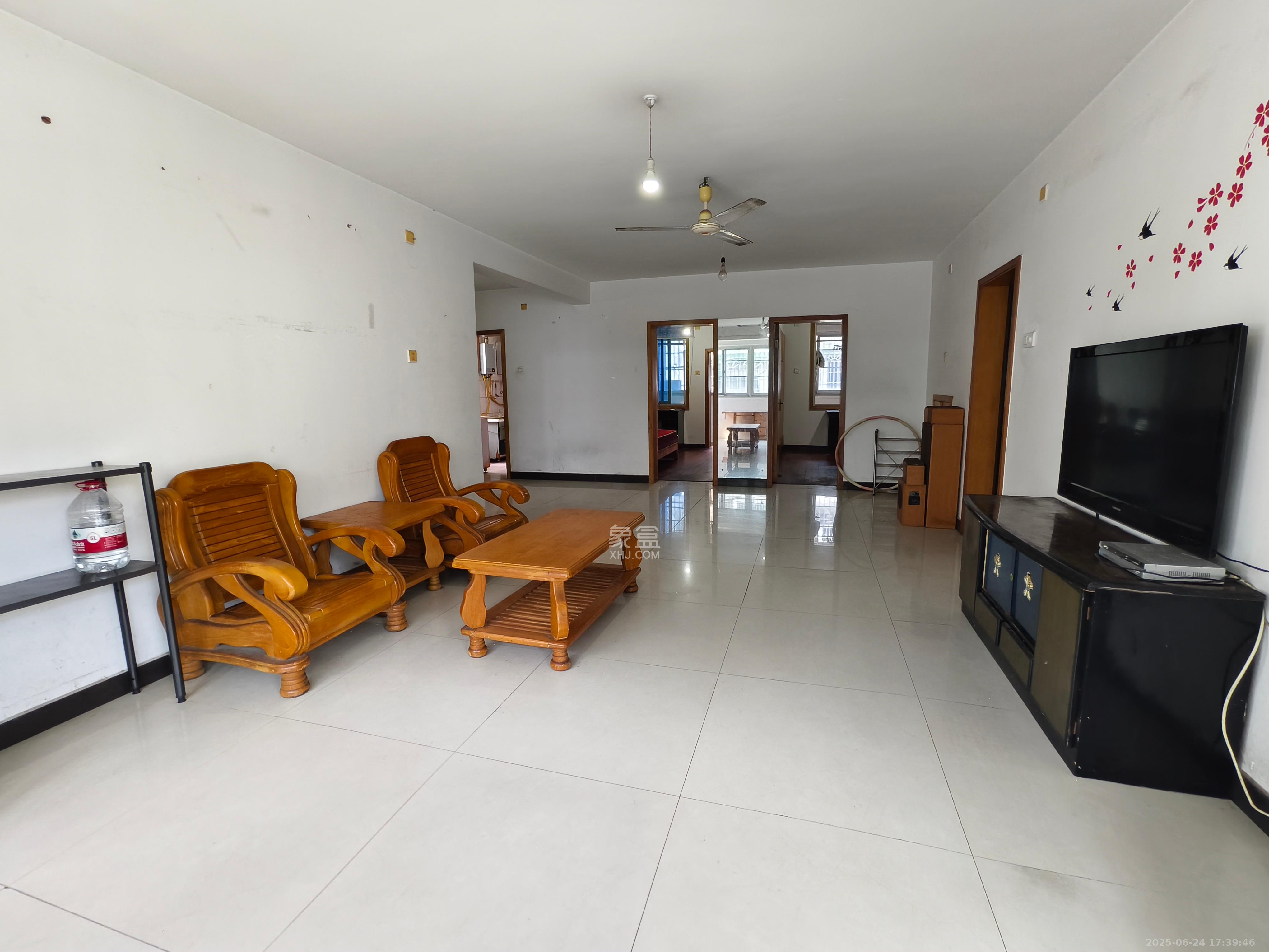 红旗综合安置楼 3室2厅2卫 2400.0元/月 红旗综合安置楼 3室2厅2卫 2400.0元/月室内图