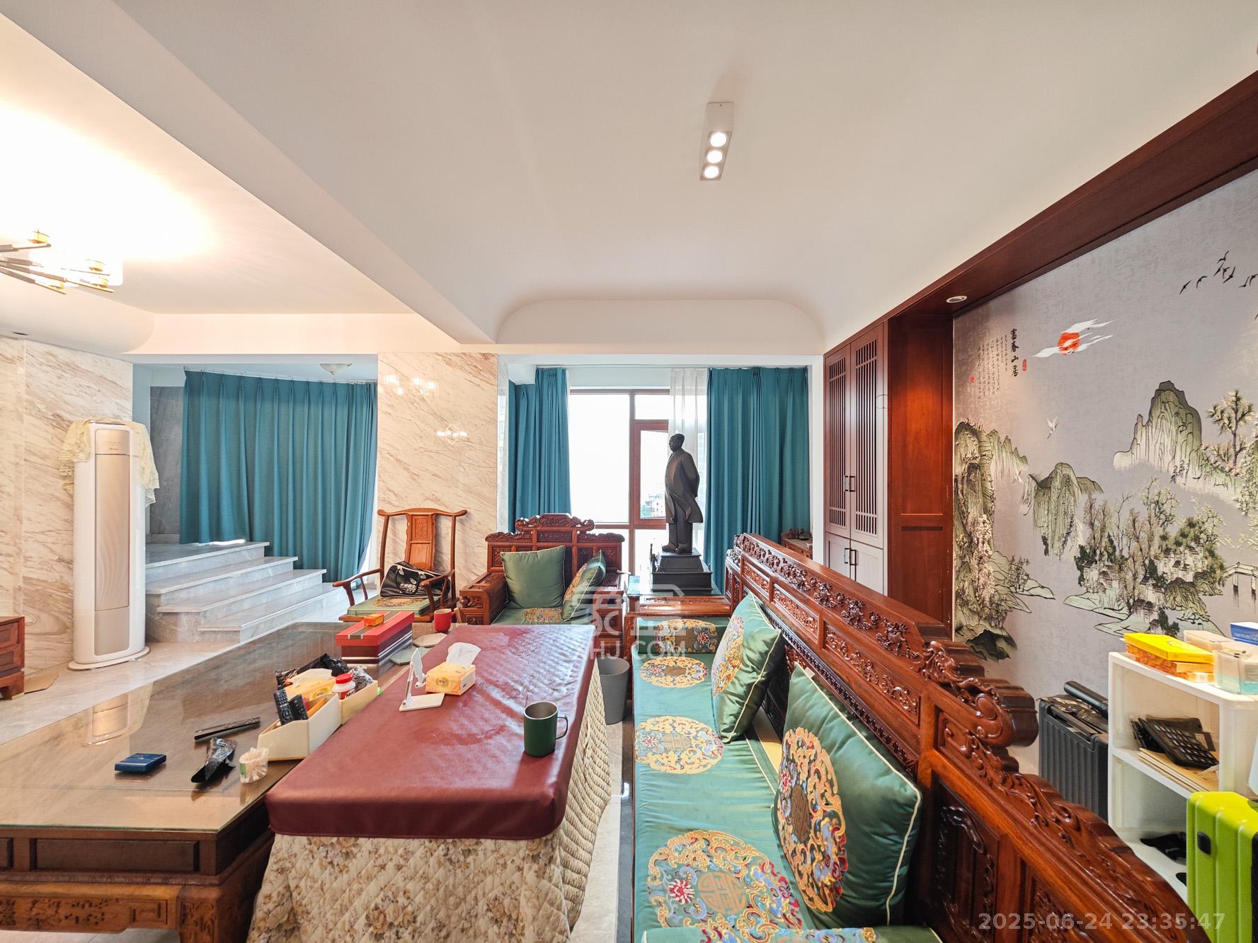 金质嘉苑 4室2厅2卫 190.0万 金质嘉苑 4室2厅2卫 190.0万客厅