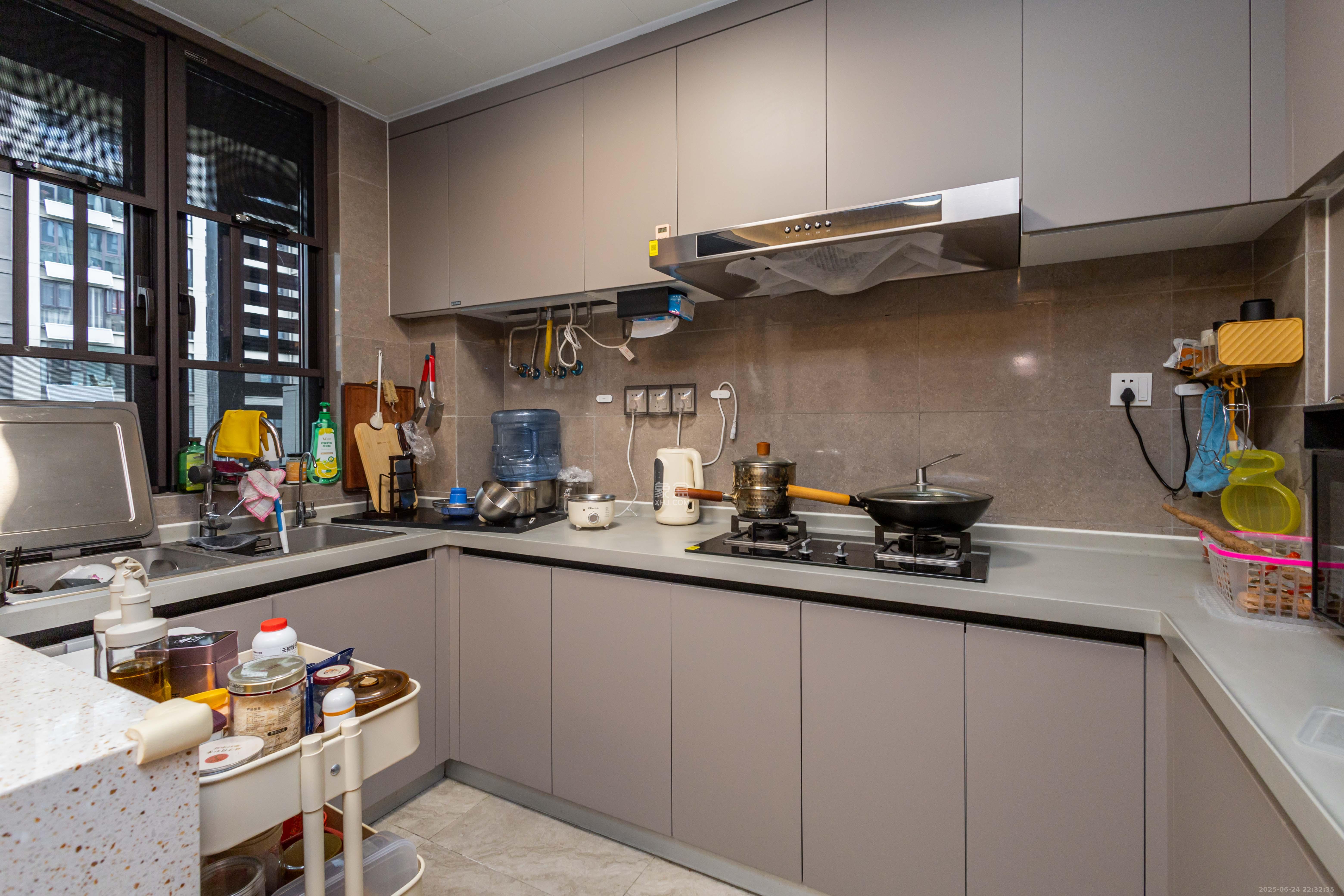 金茂建发观悦  4室2厅3卫    305.0万厨房