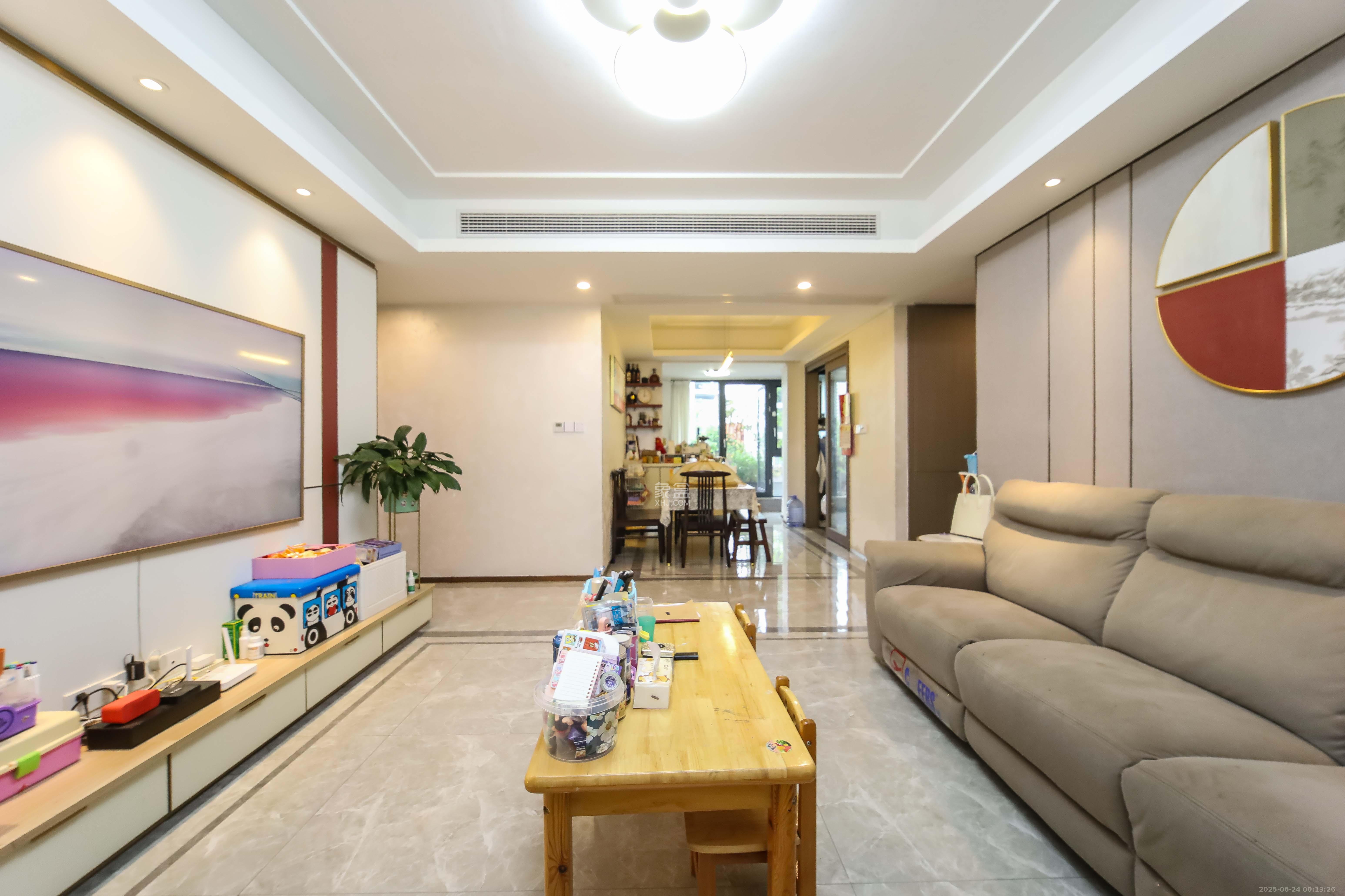 金茂建发观悦  4室2厅2卫   210.00万客厅
