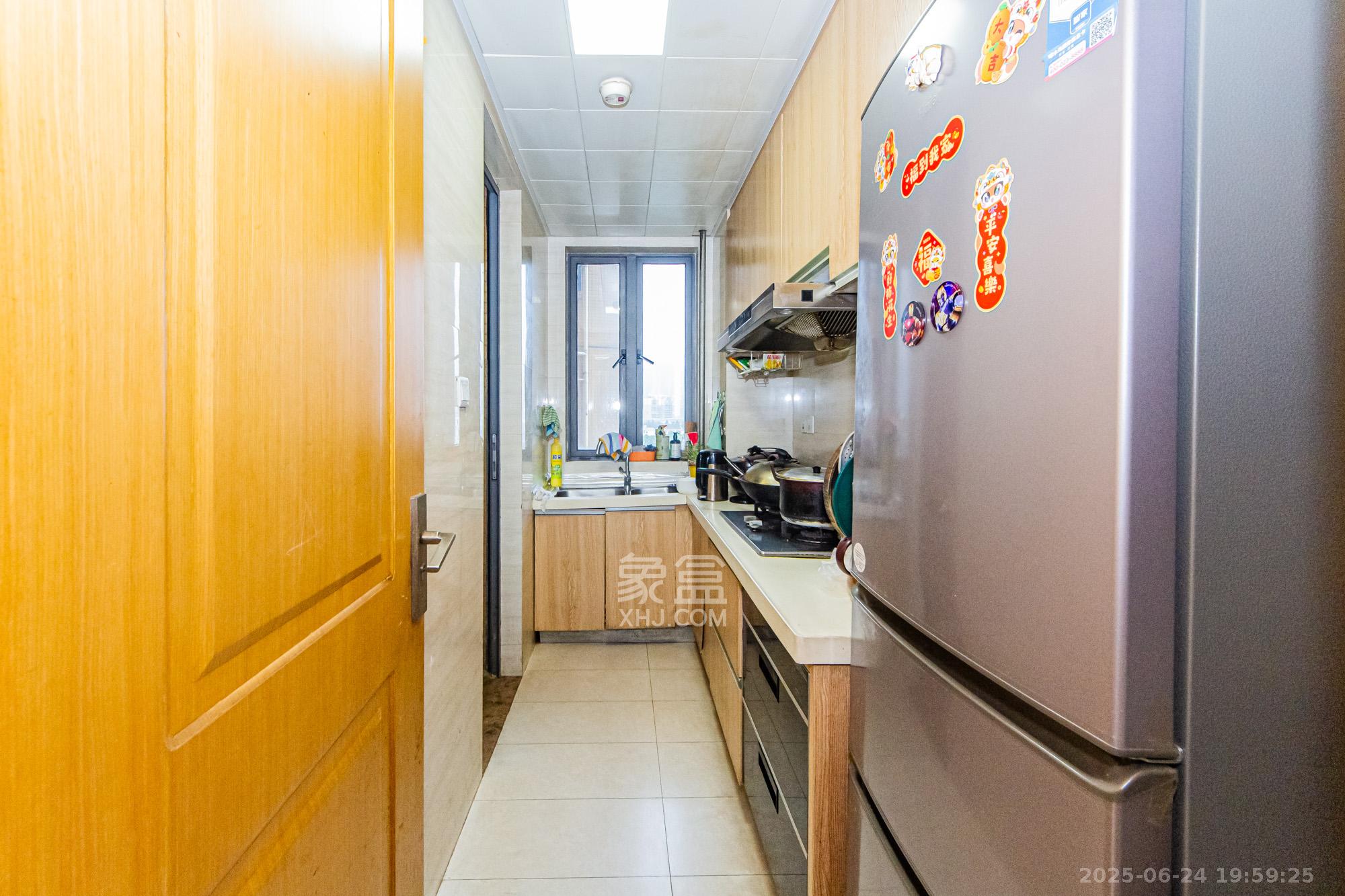 珠江郦城探香里  3室2厅2卫    79.0万 珠江郦城探香里  3室2厅2卫    79.0万厨房