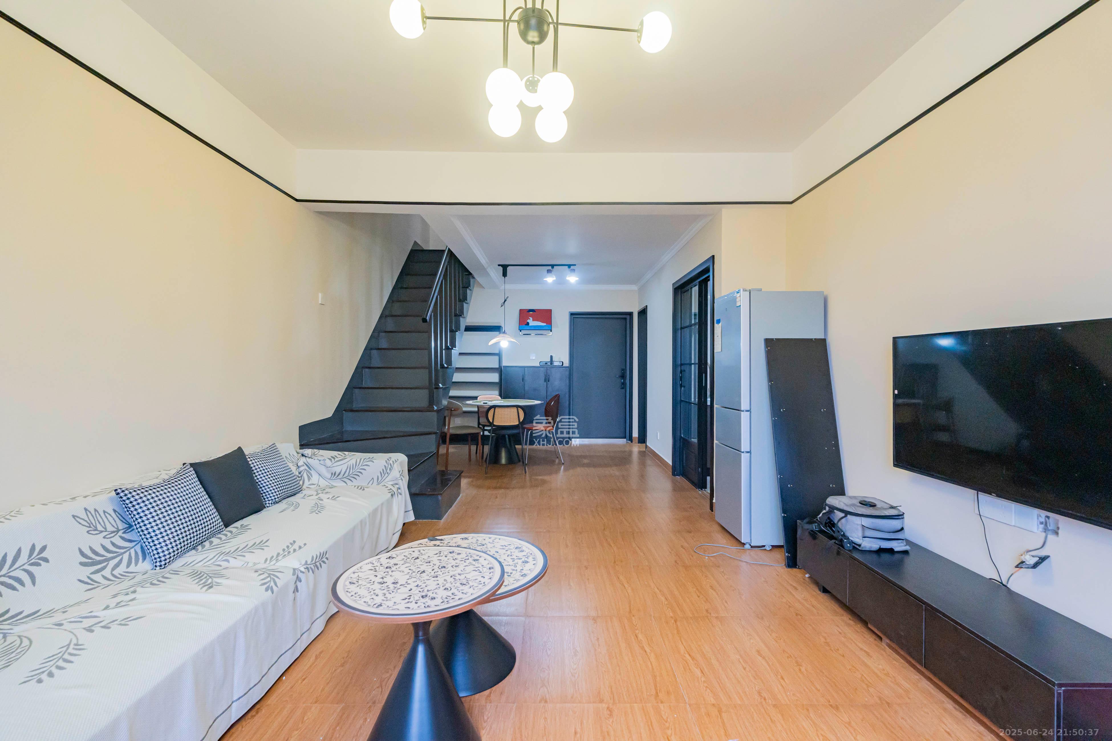 凯乐国际城  2室2厅2卫    90.0万 凯乐国际城  2室2厅2卫    90.0万客厅