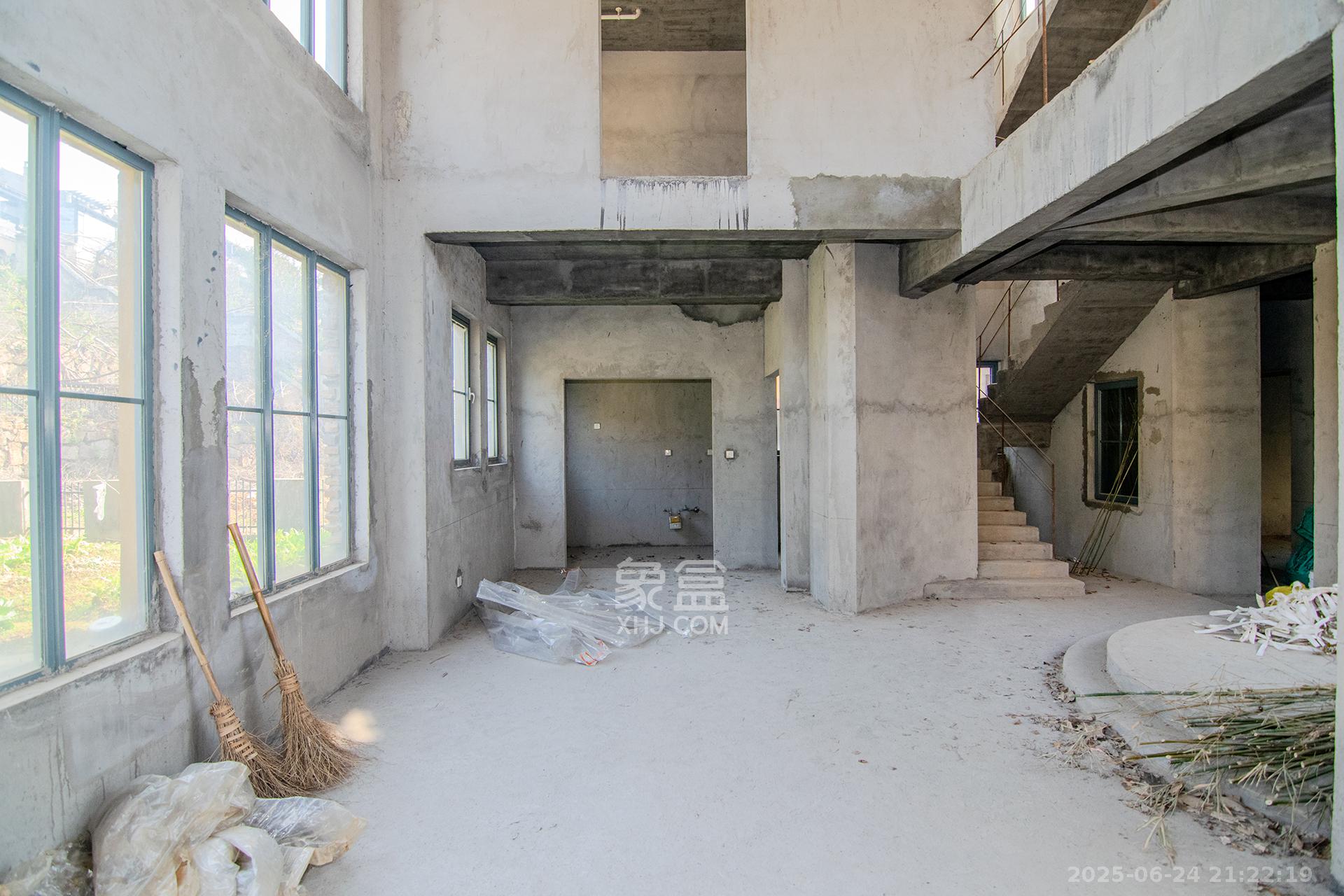 中粮北纬28°别墅  8室2厅6卫    1050.0万 中粮北纬28°别墅  8室2厅6卫    1050.0万客厅