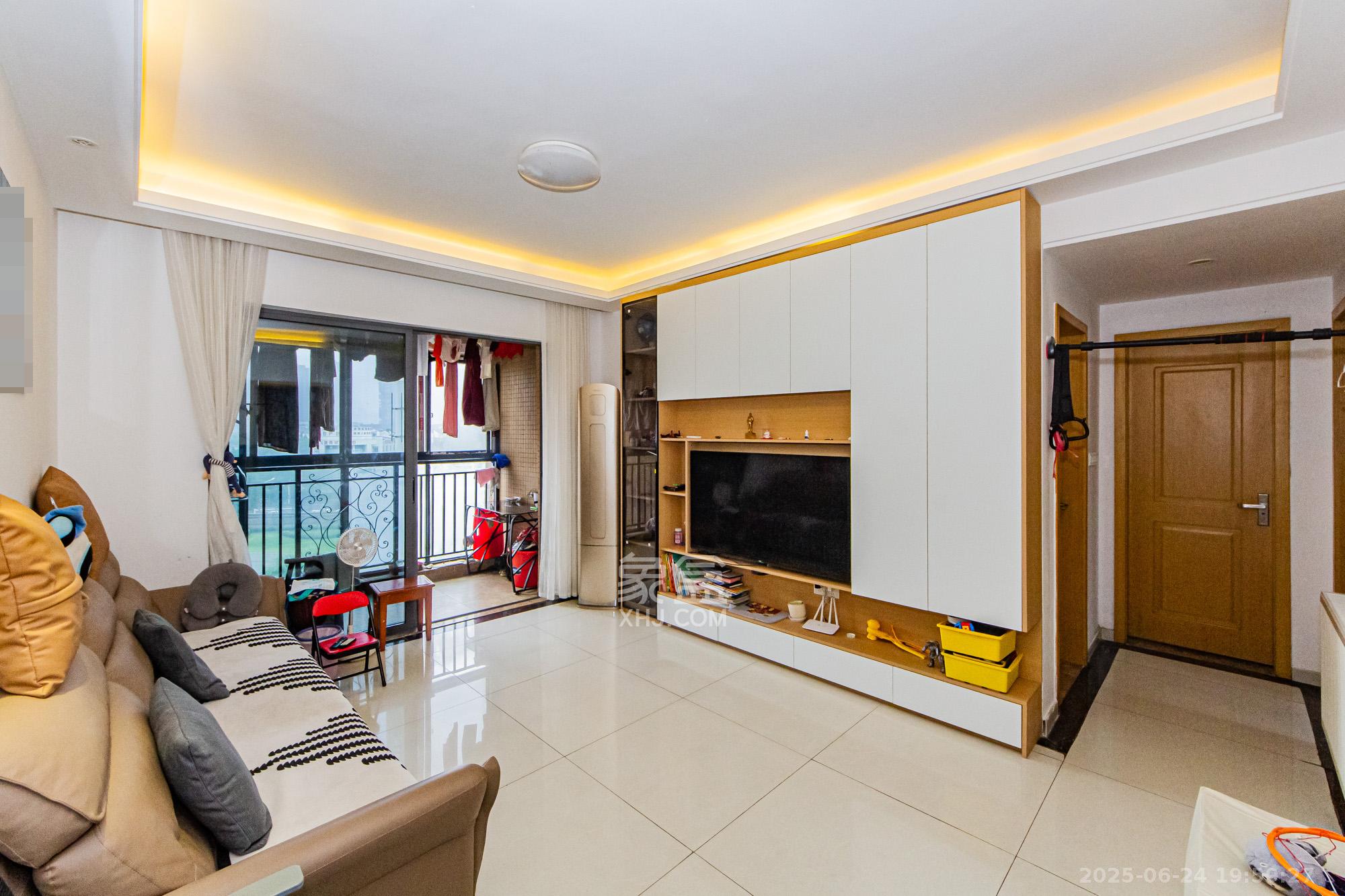 珠江郦城探香里  3室2厅2卫    79.0万 珠江郦城探香里  3室2厅2卫    79.0万客厅