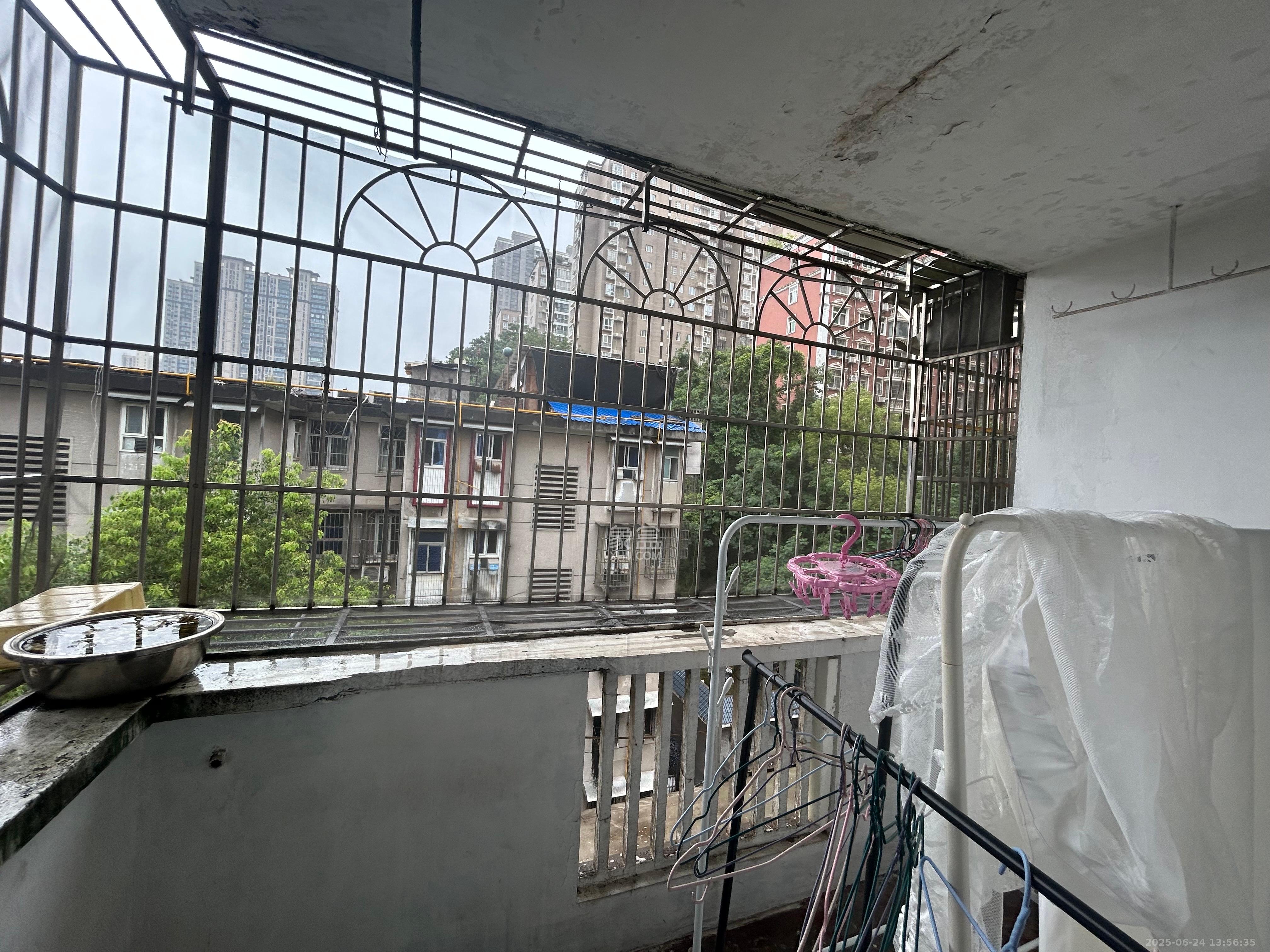 红花坡社区 3室1厅1卫 1500.0元/月 红花坡社区 3室1厅1卫 1500.0元/月室内图