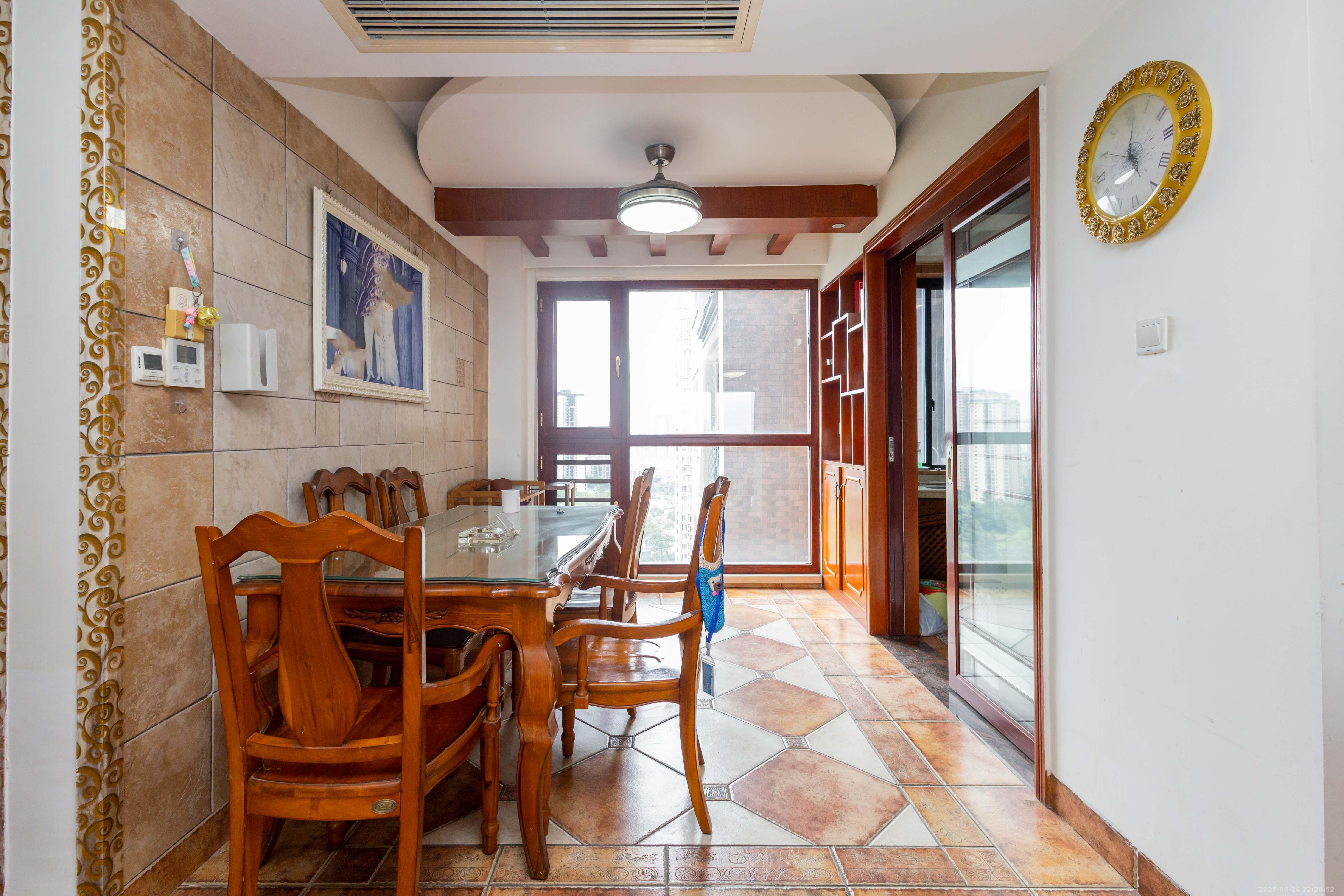 康桥长郡 4室2厅2卫 110.0万 康桥长郡 4室2厅2卫 110.0万客厅