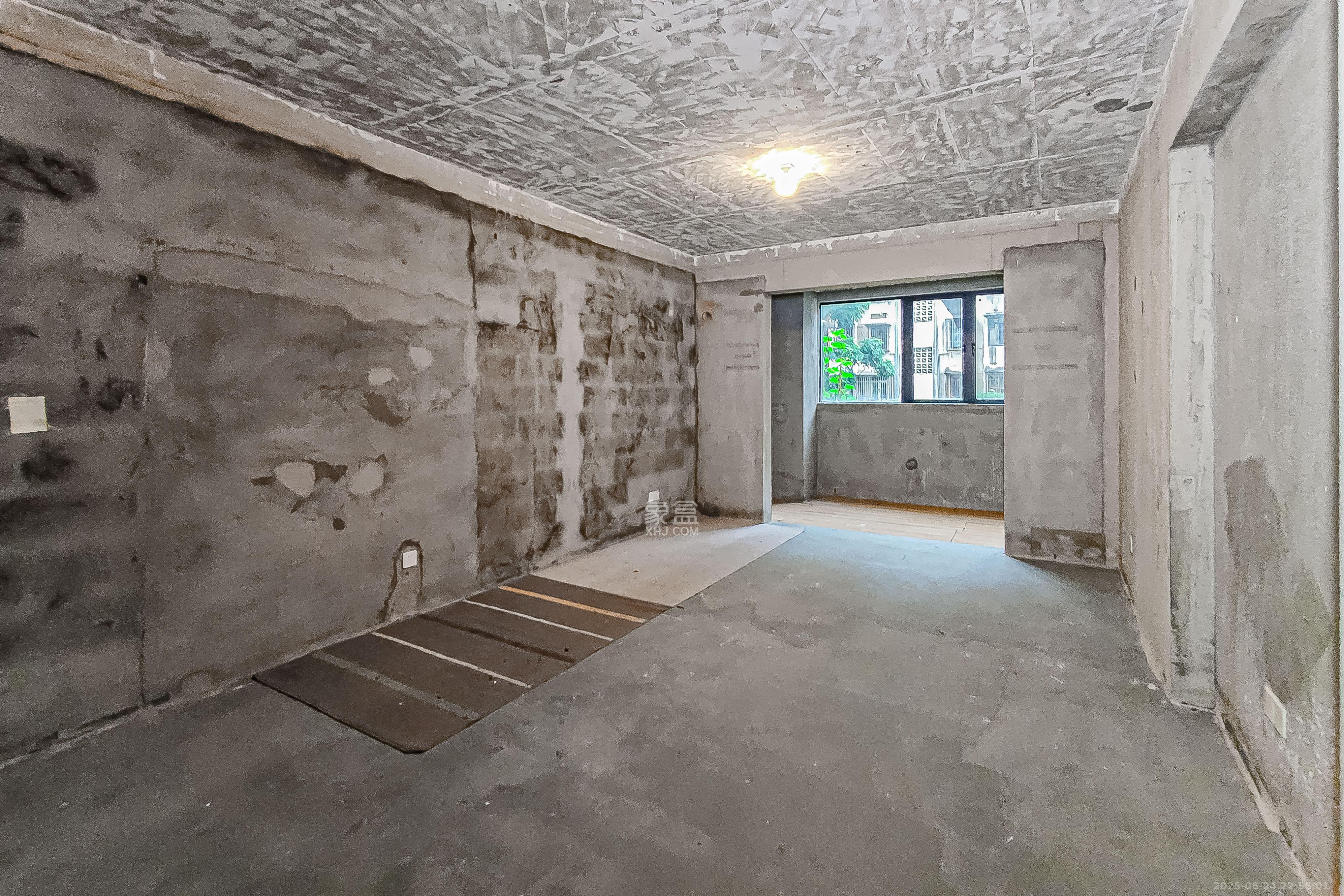 湖南第六工程有限公司机关小区（六公司机关大院）  4室2厅2卫    155.0万卧室