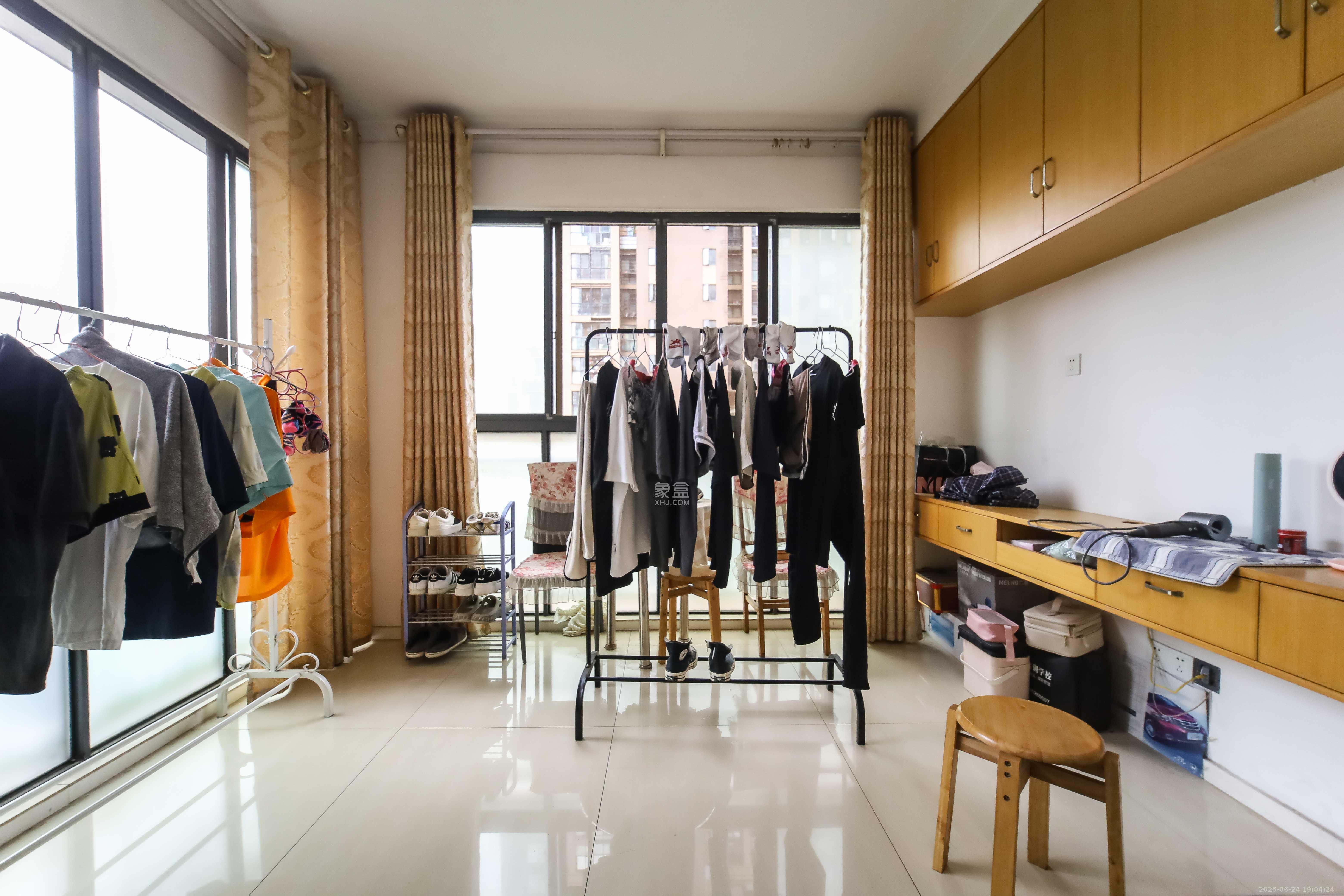 辉煌国际城一期 2室2厅1卫 68.0万 辉煌国际城一期 2室2厅1卫 68.0万阳台