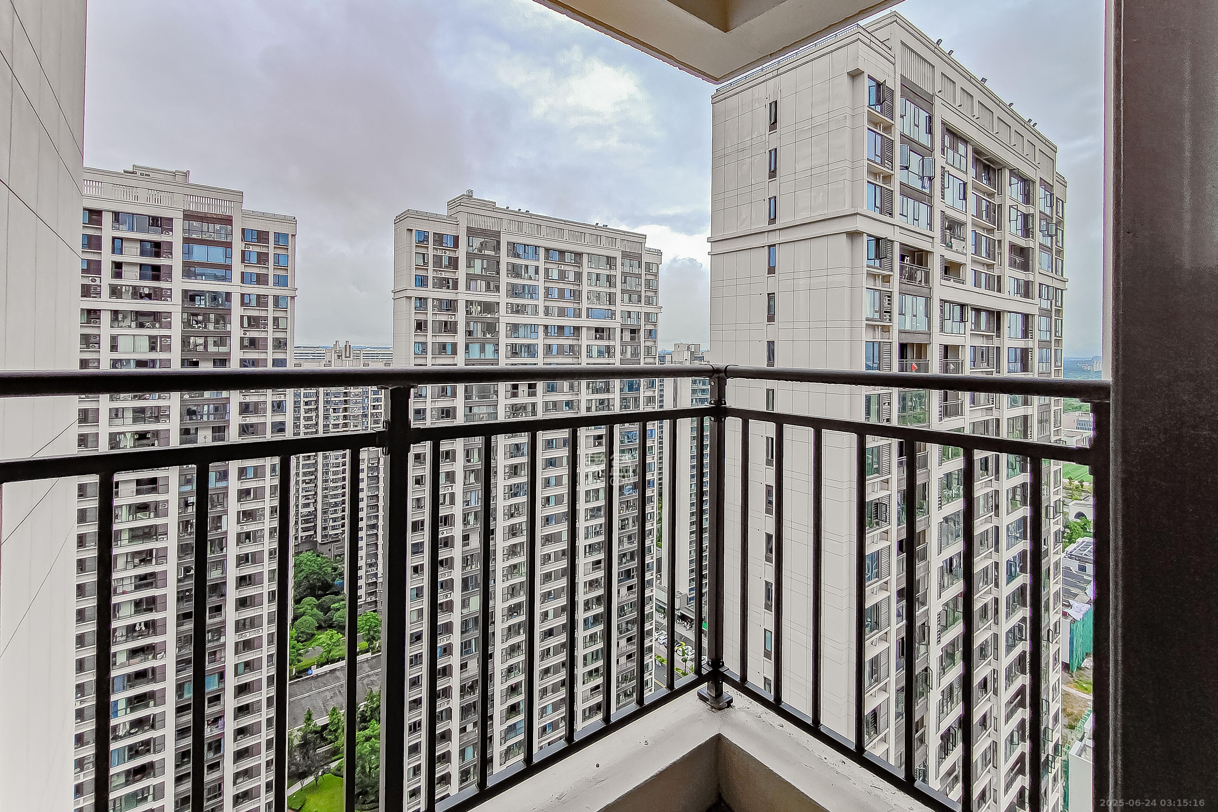 旭辉美的东樾城 4室2厅2卫 102.8万 旭辉美的东樾城 4室2厅2卫 102.8万阳台