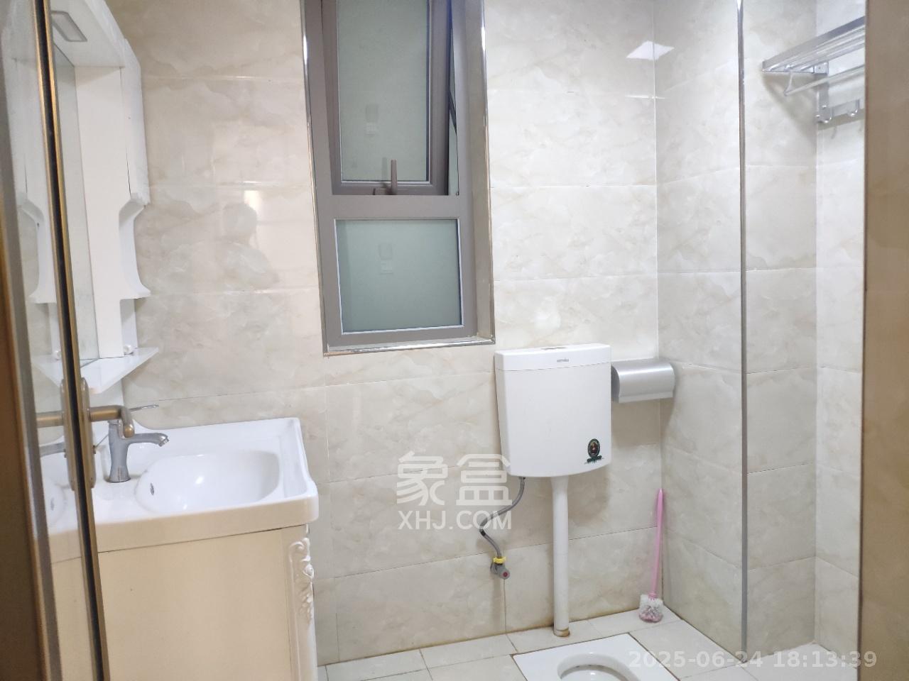 怡海星城  3室2厅2卫   2300.00元/月室内图