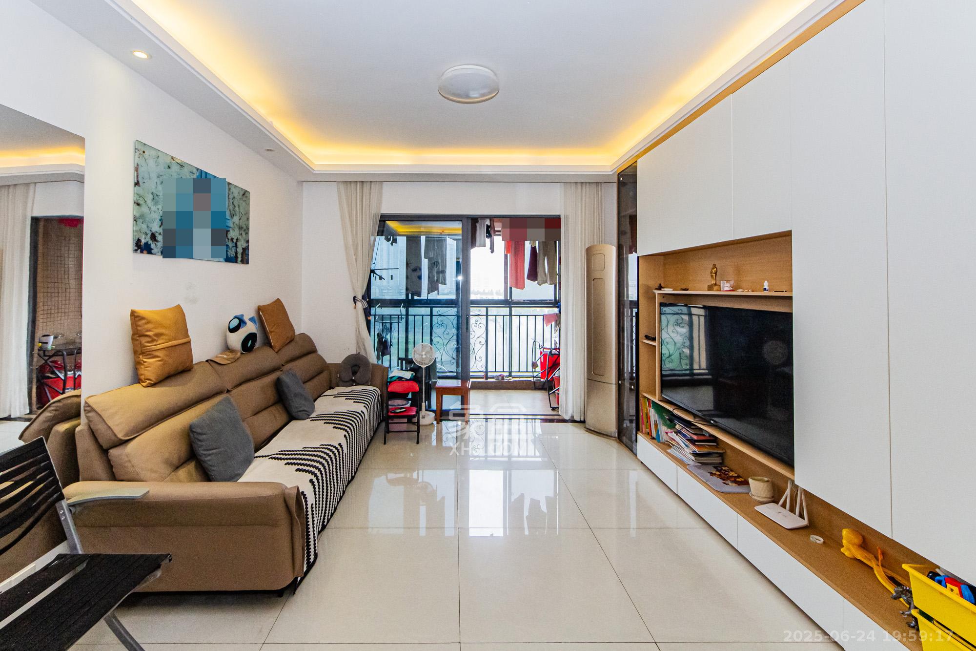 珠江郦城探香里  3室2厅2卫    79.0万 珠江郦城探香里  3室2厅2卫    79.0万客厅