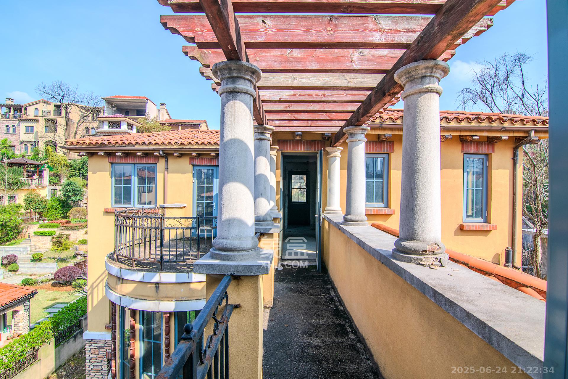 中粮北纬28°别墅  8室2厅6卫    1050.0万 中粮北纬28°别墅  8室2厅6卫    1050.0万阳台