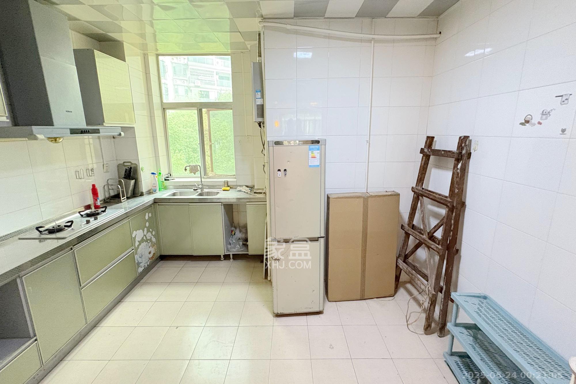 雍景园  3室2厅2卫    129.0万厨房