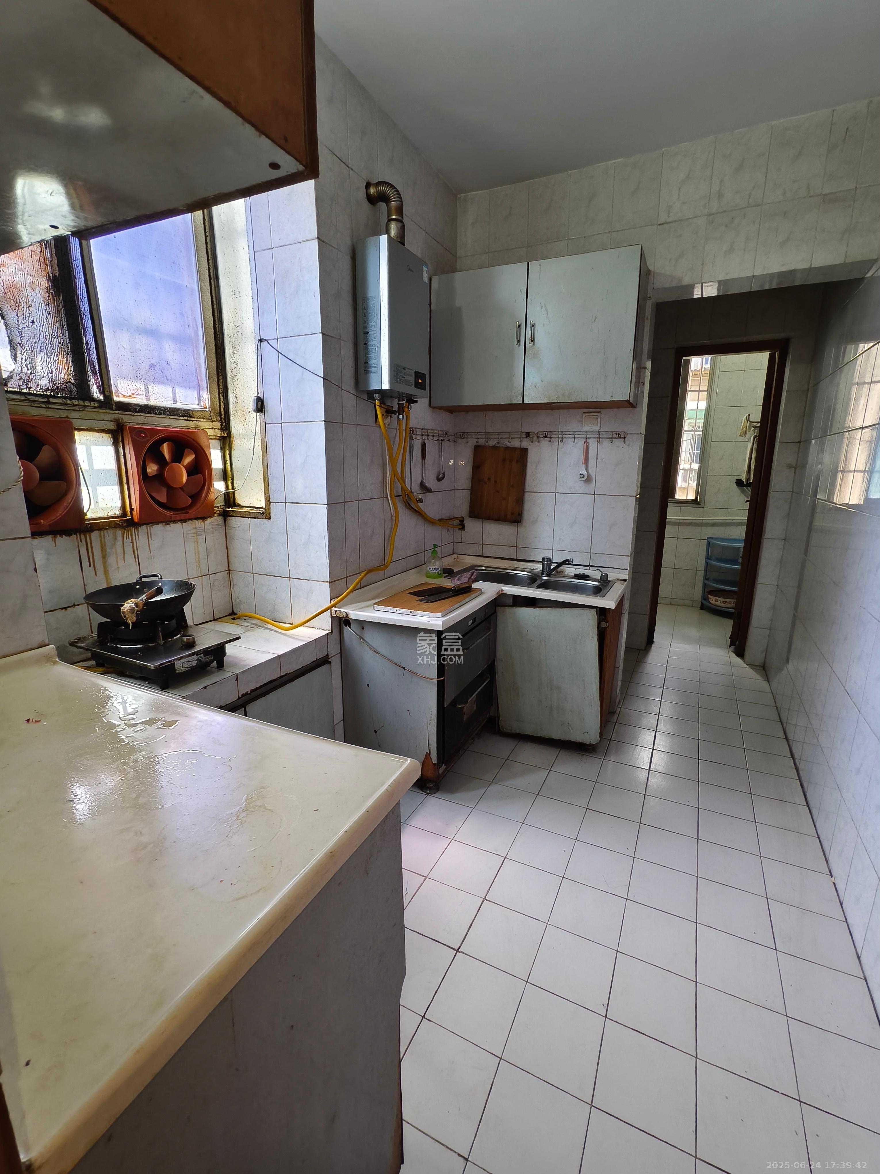 红旗综合安置楼 3室2厅2卫 2400.0元/月 红旗综合安置楼 3室2厅2卫 2400.0元/月室内图