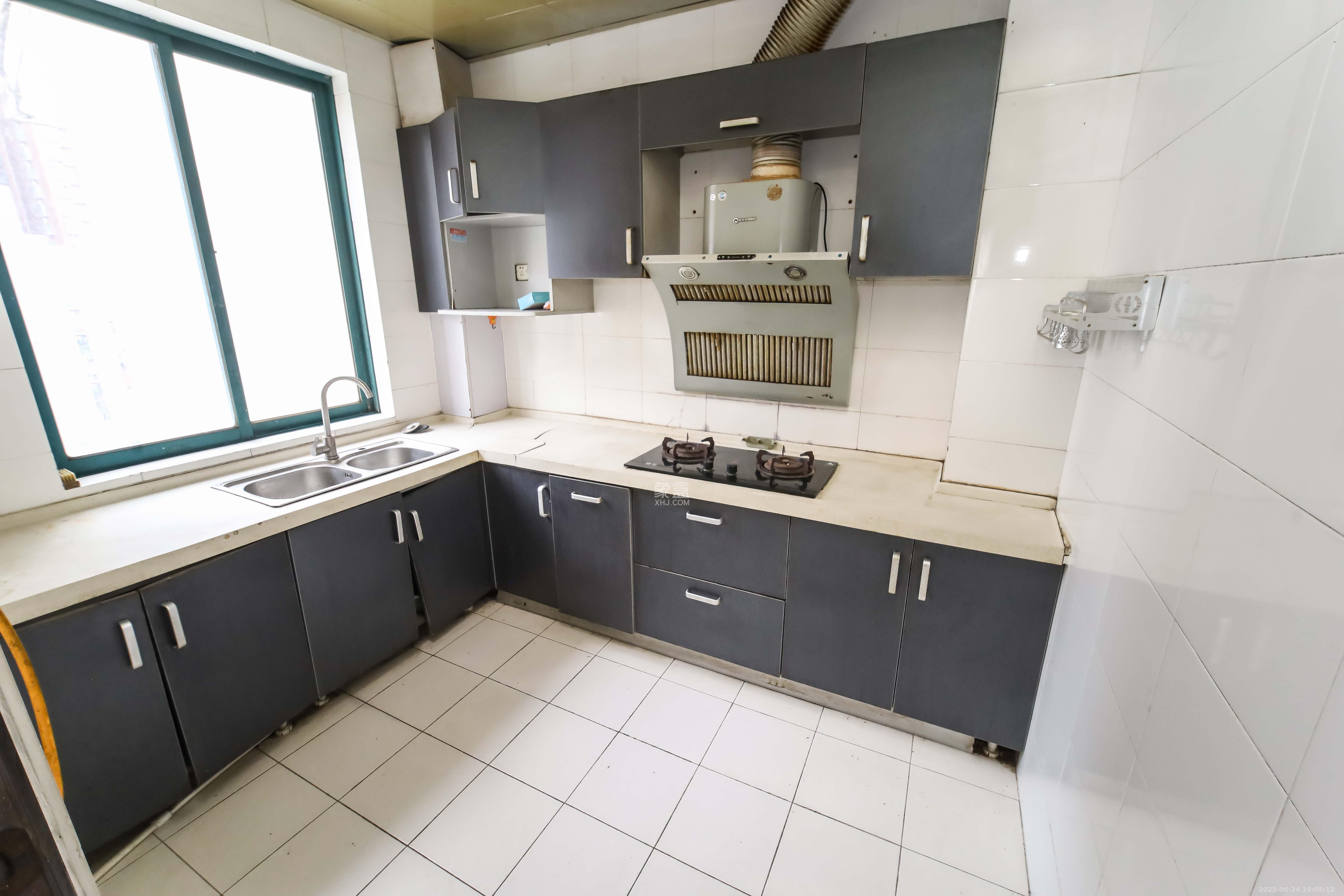 东方新城 5室2厅2卫 80.0万 东方新城 5室2厅2卫 80.0万厨房