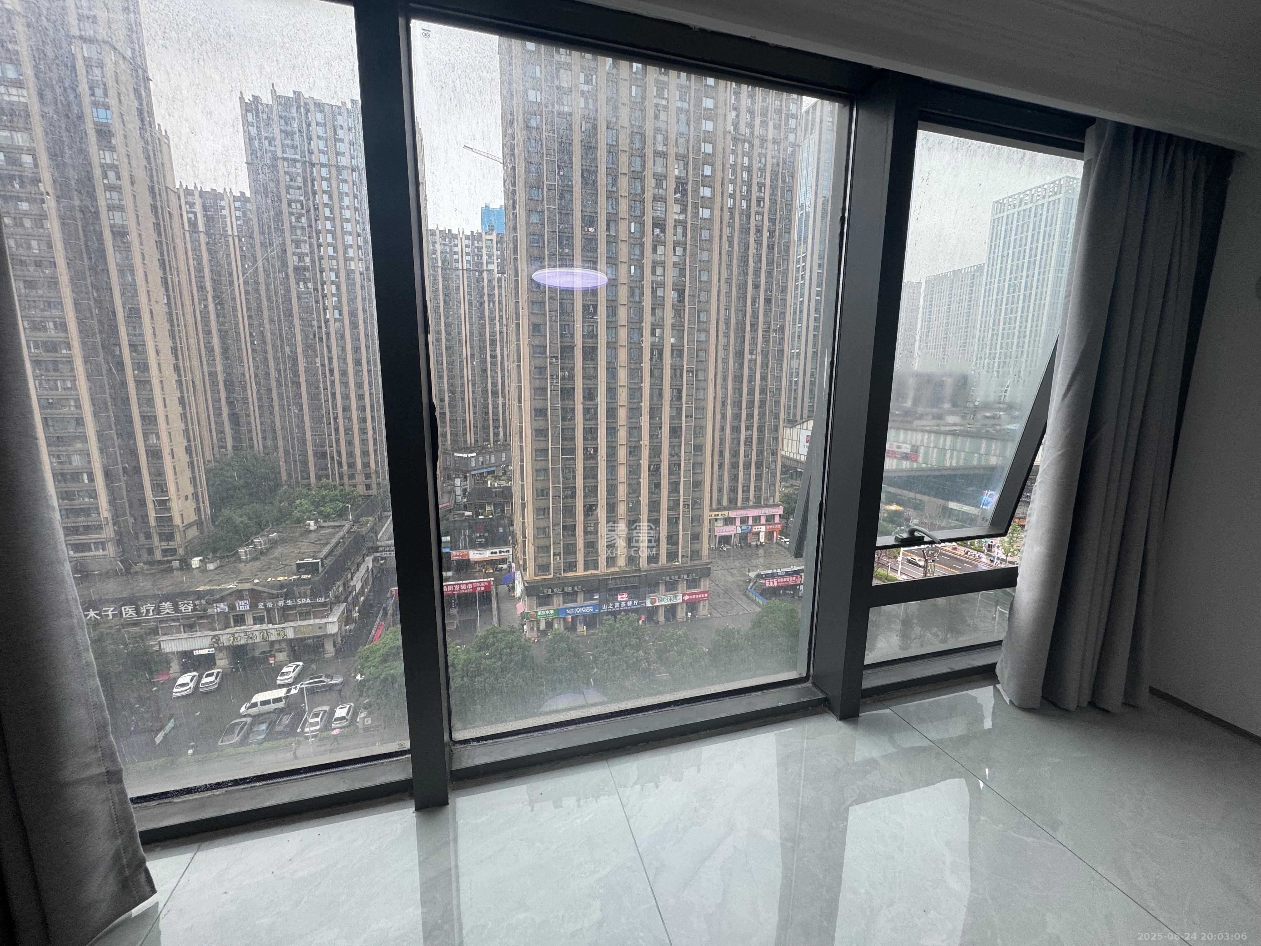 龙湖铂金岛  2室1厅1卫    2400.0元/月室内图