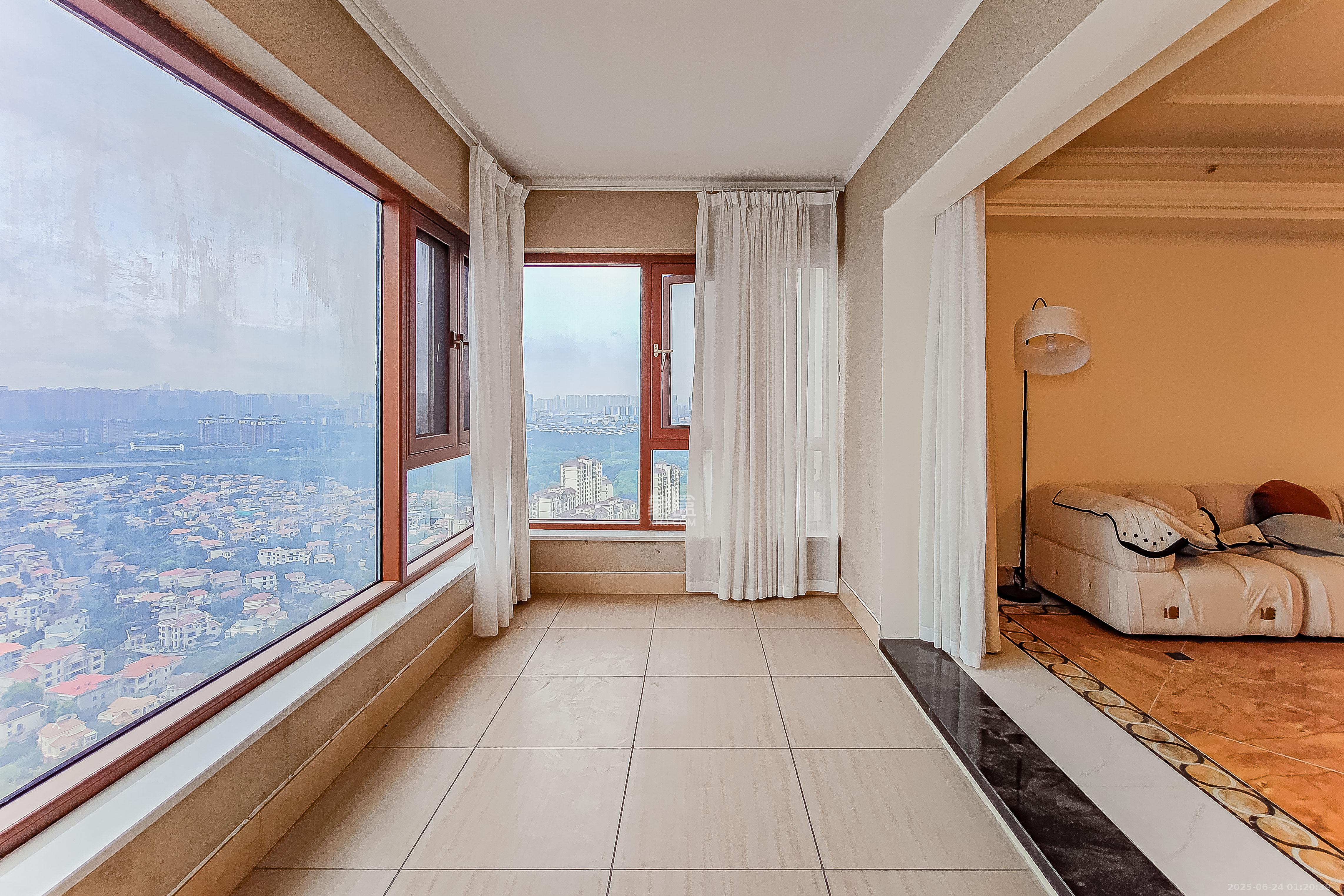 碧桂园威尼斯城 4室3厅3卫 260.0万 碧桂园威尼斯城 4室3厅3卫 260.0万阳台