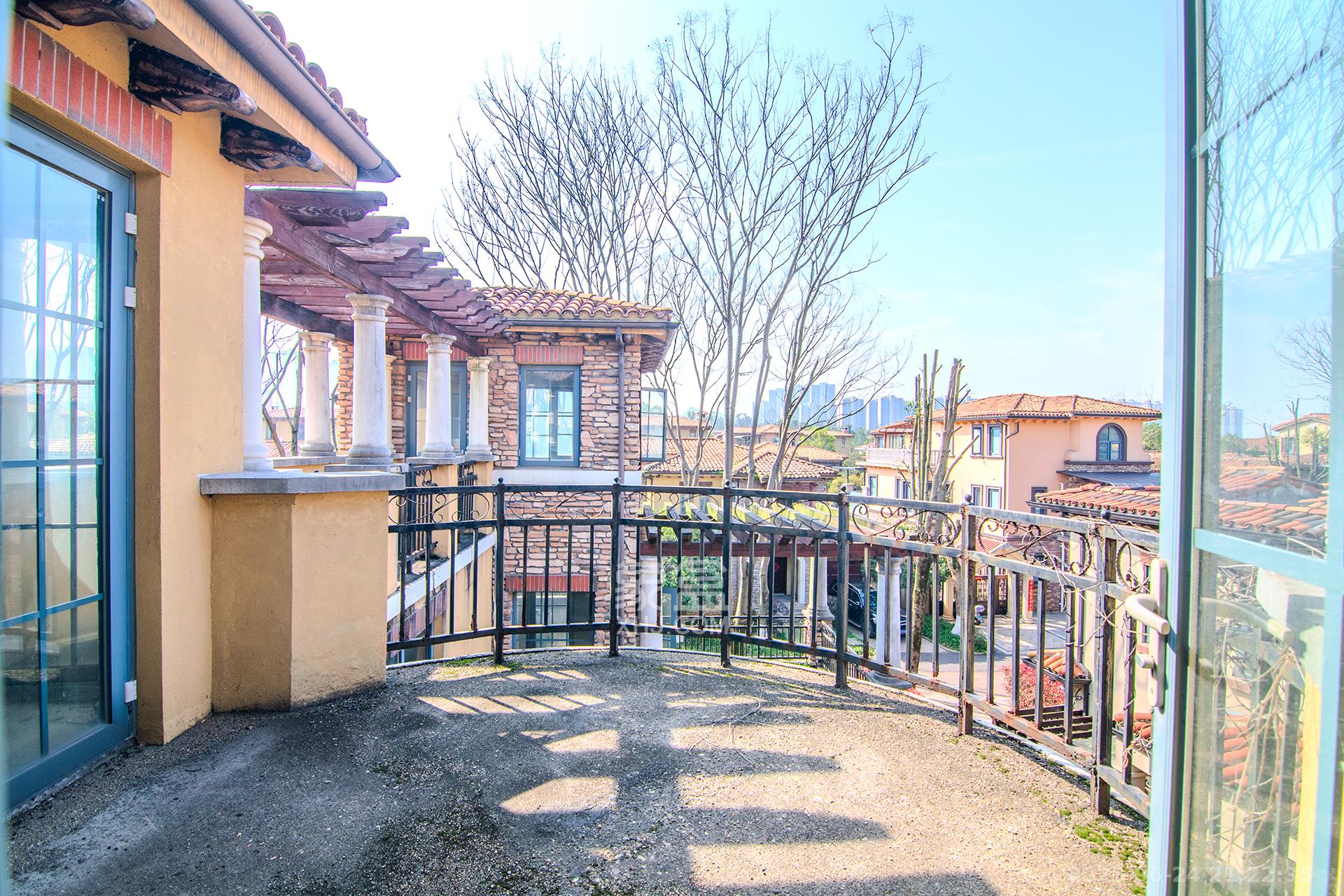 中粮北纬28°别墅  8室2厅6卫    1050.0万 中粮北纬28°别墅  8室2厅6卫    1050.0万阳台