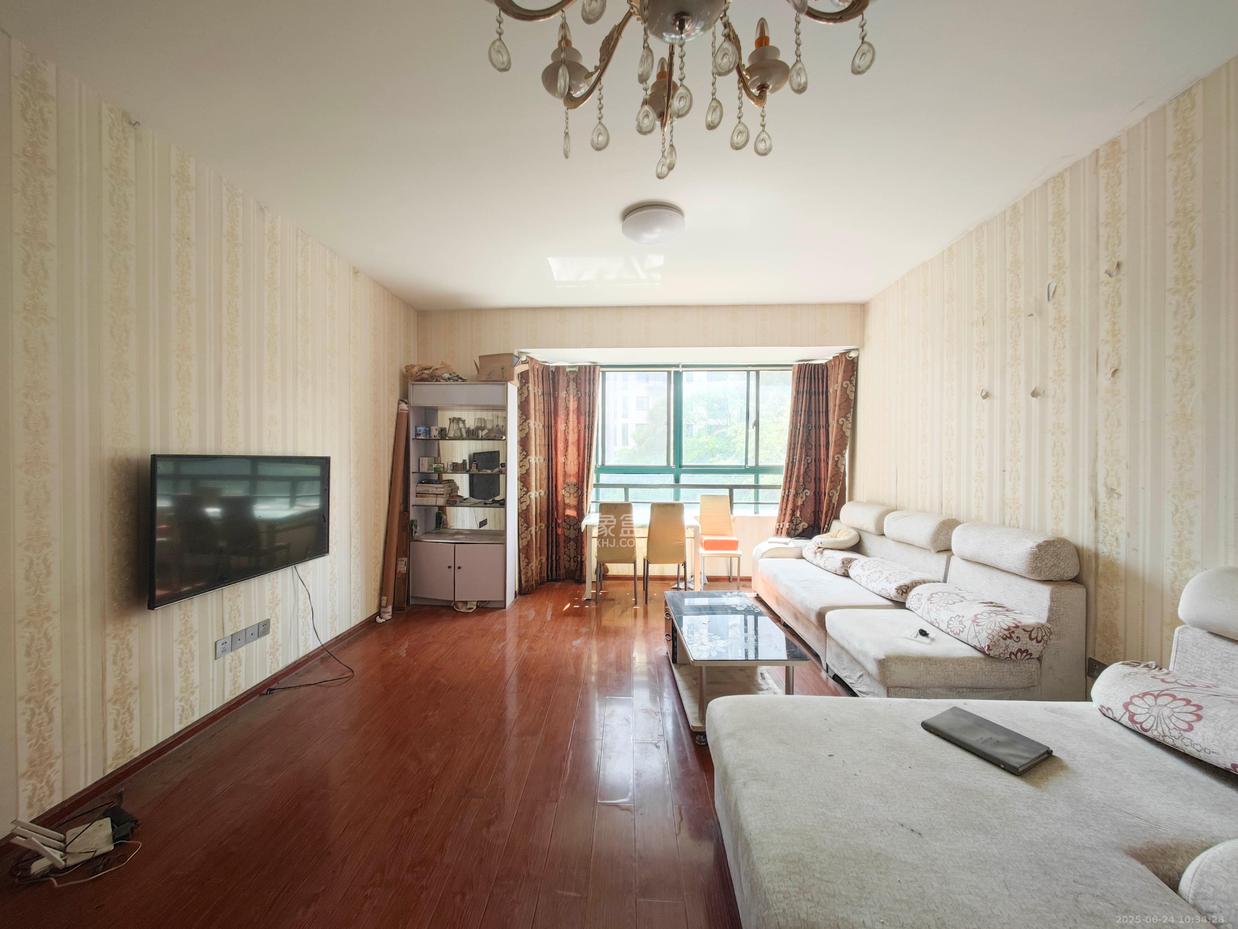 华盛世纪新城  3室2厅2卫    102.0万客厅