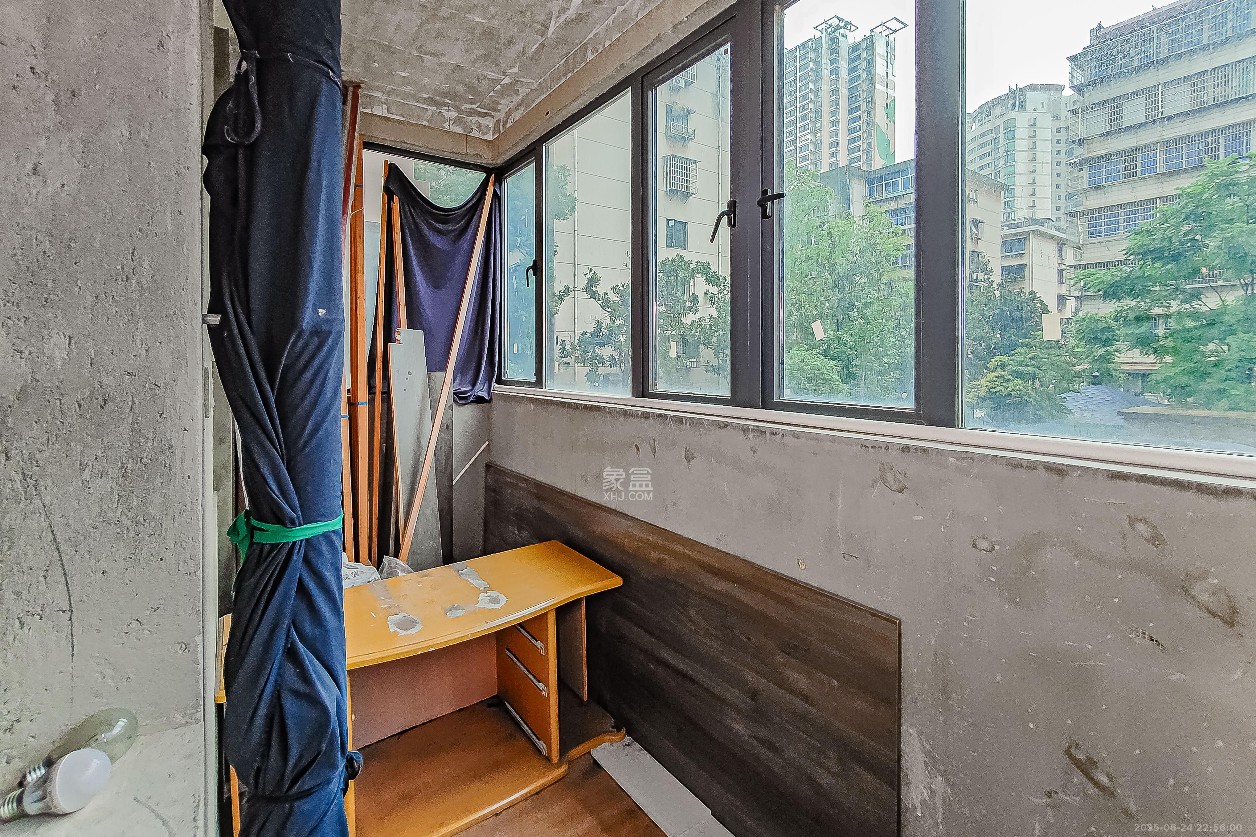 湖南第六工程有限公司机关小区（六公司机关大院）  4室2厅2卫    155.0万阳台