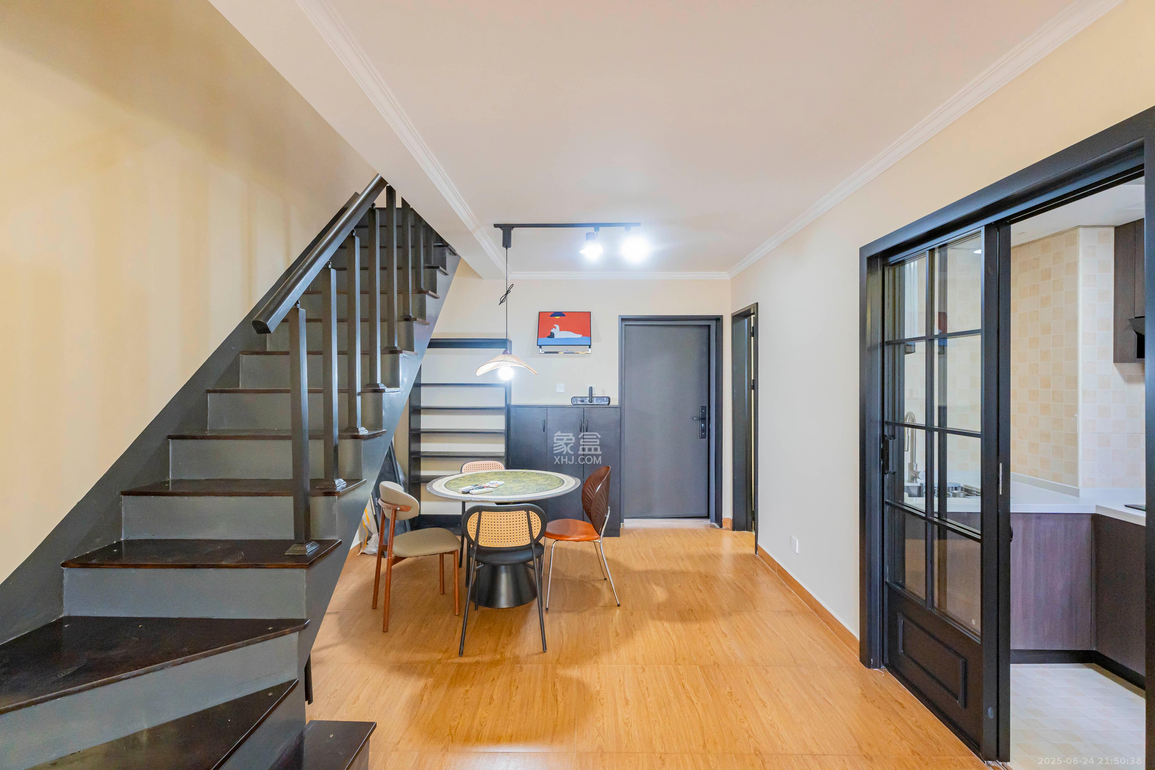 凯乐国际城  2室2厅2卫    90.0万 凯乐国际城  2室2厅2卫    90.0万客厅