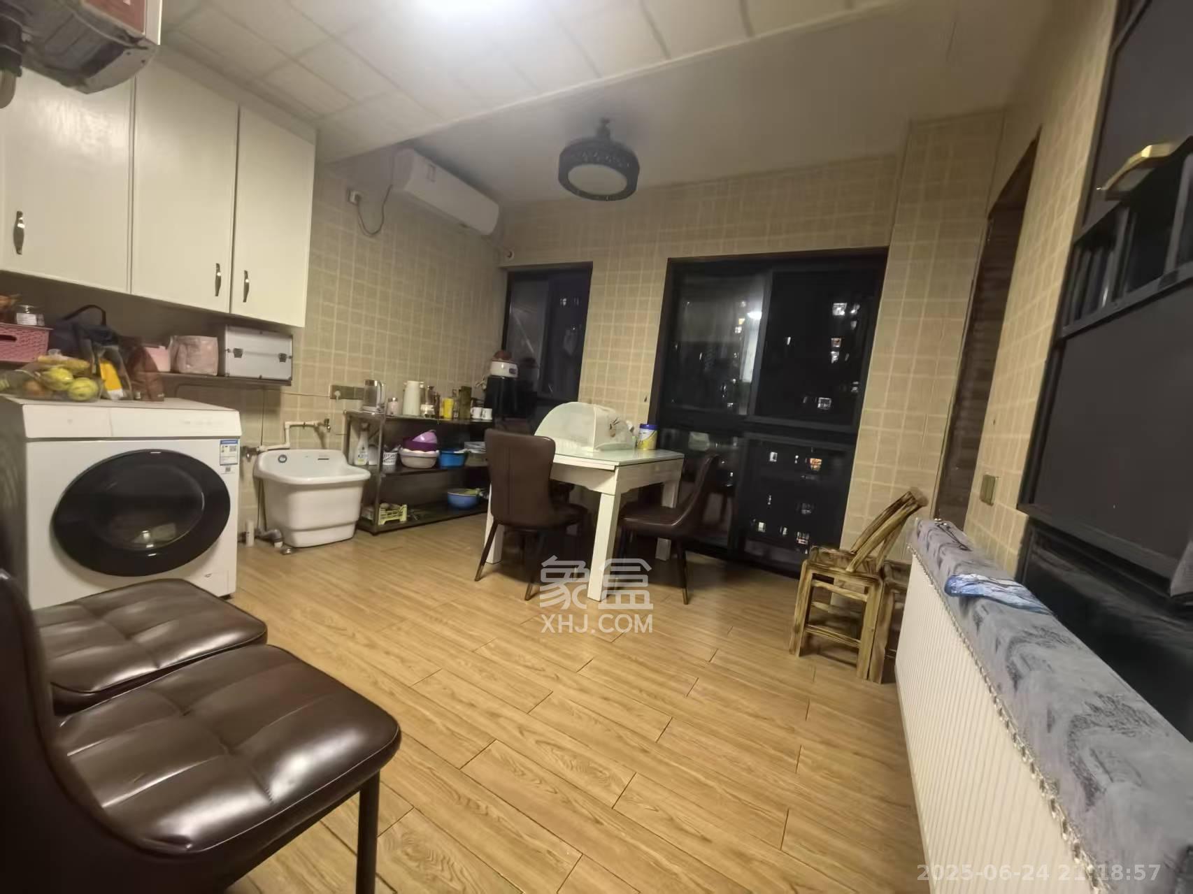 三一街区  5室2厅2卫   4000.00元/月室内图