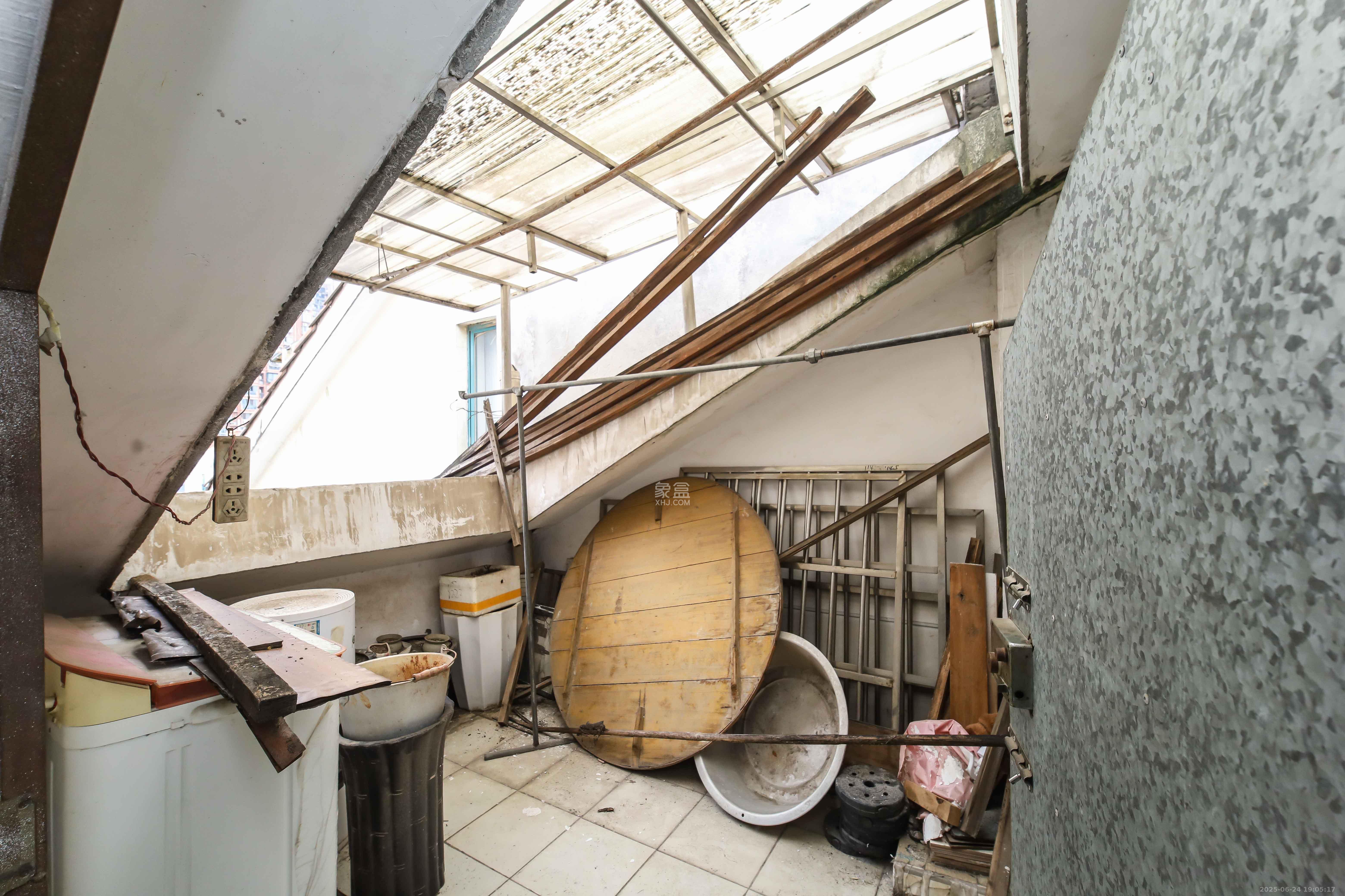 东方新城 5室2厅2卫 80.0万 东方新城 5室2厅2卫 80.0万阳台