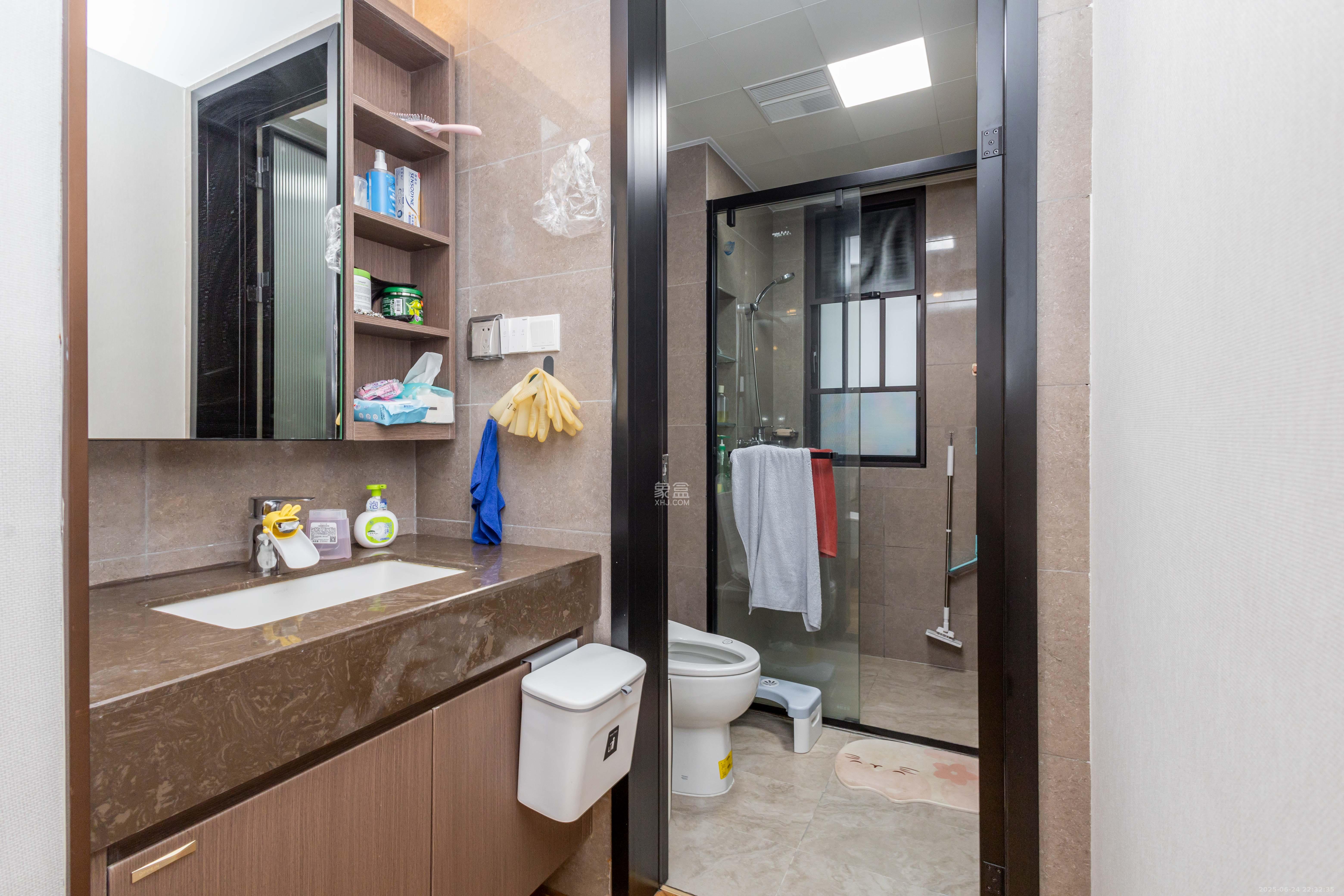 金茂建发观悦  4室2厅3卫    305.0万卫生间