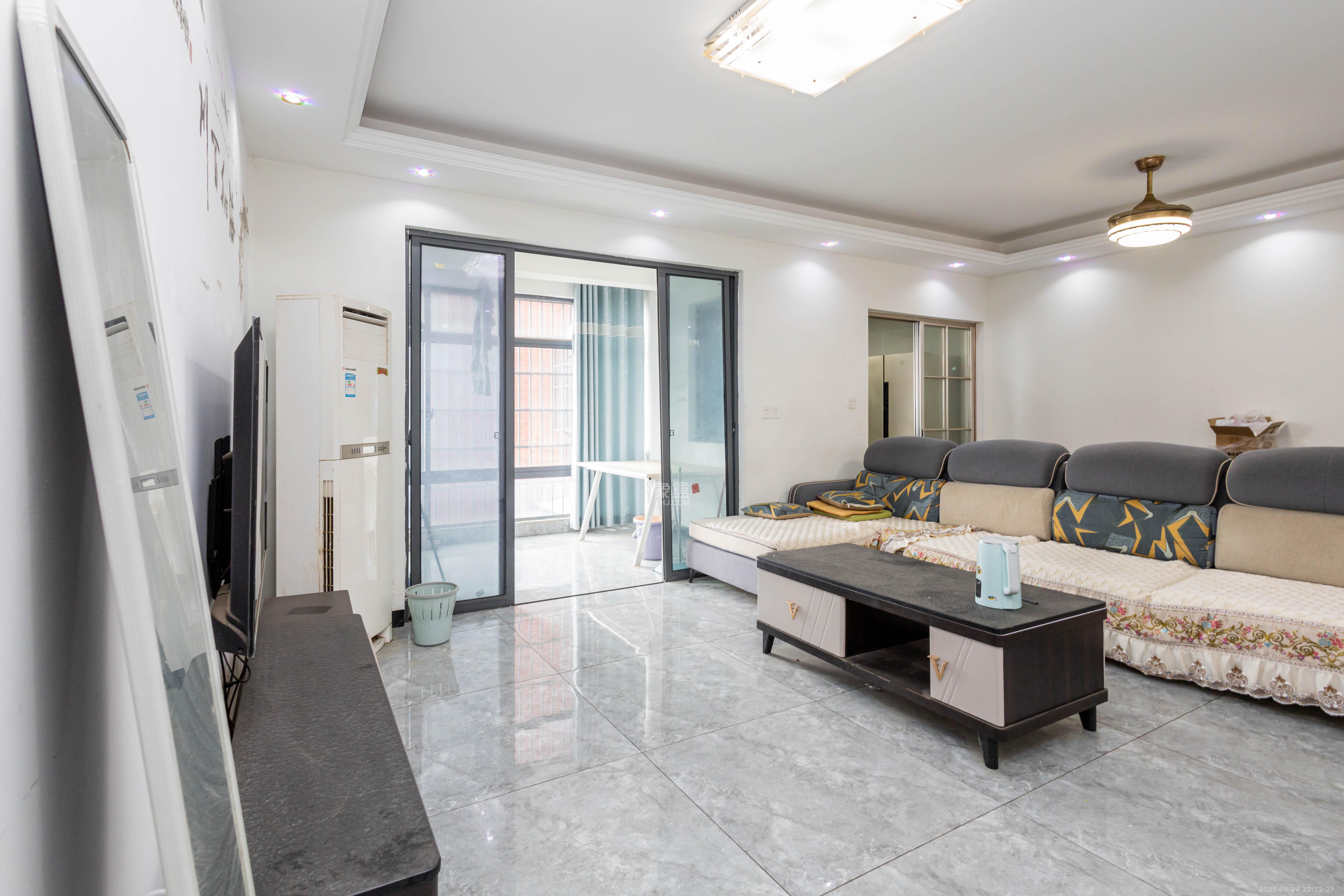 海德公园  4室2厅1卫    75.0万 海德公园  4室2厅1卫    75.0万客厅