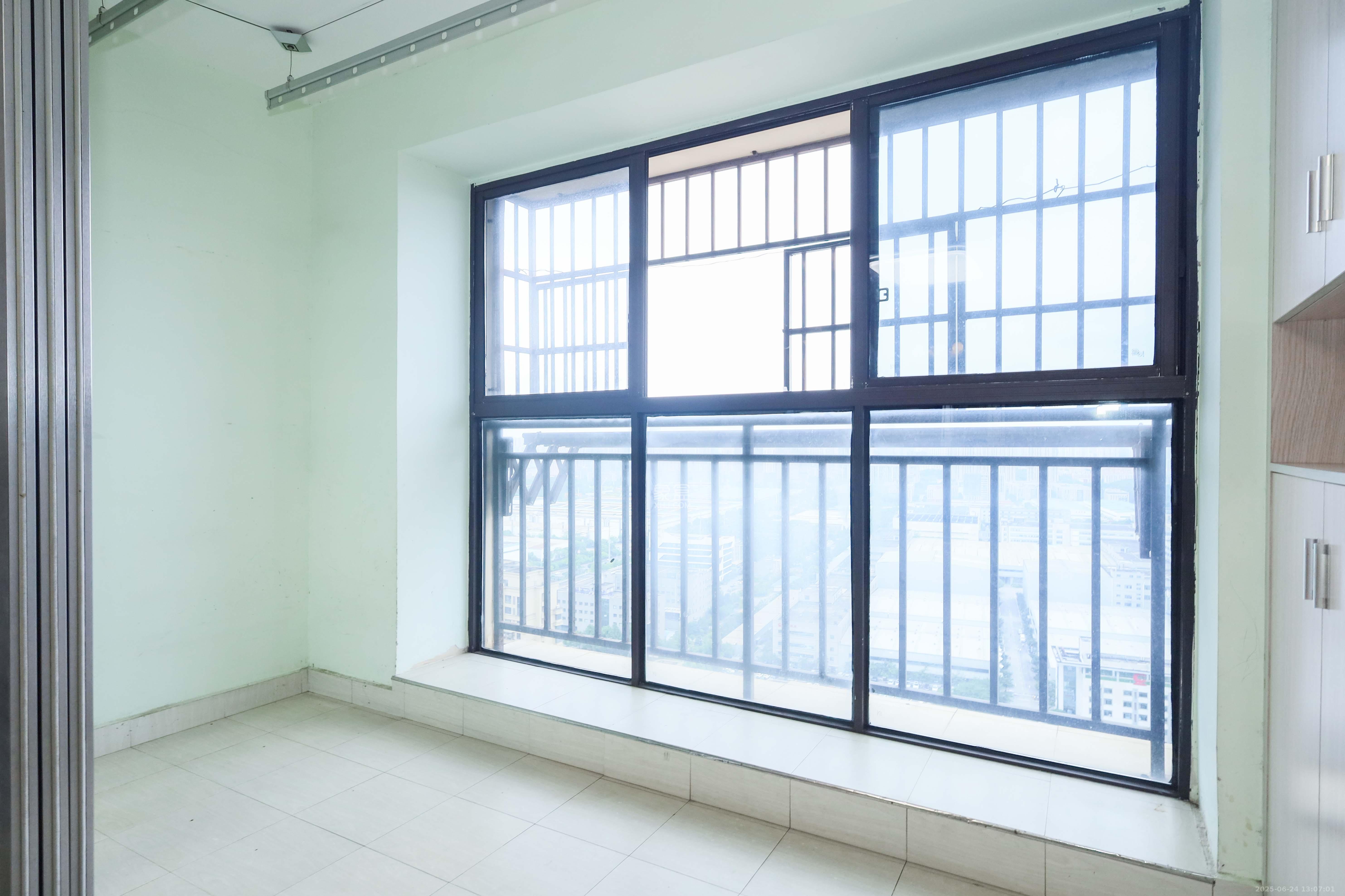 保利麓谷林语F区 3室2厅1卫 89.8万 保利麓谷林语F区 3室2厅1卫 89.8万阳台